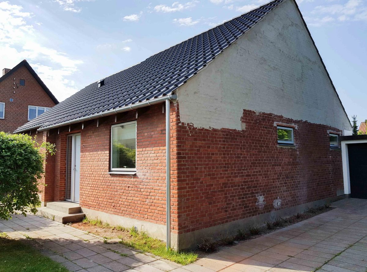 Hvidpudset facade i tegl, Næstved. Facaden. Før arbejdet.