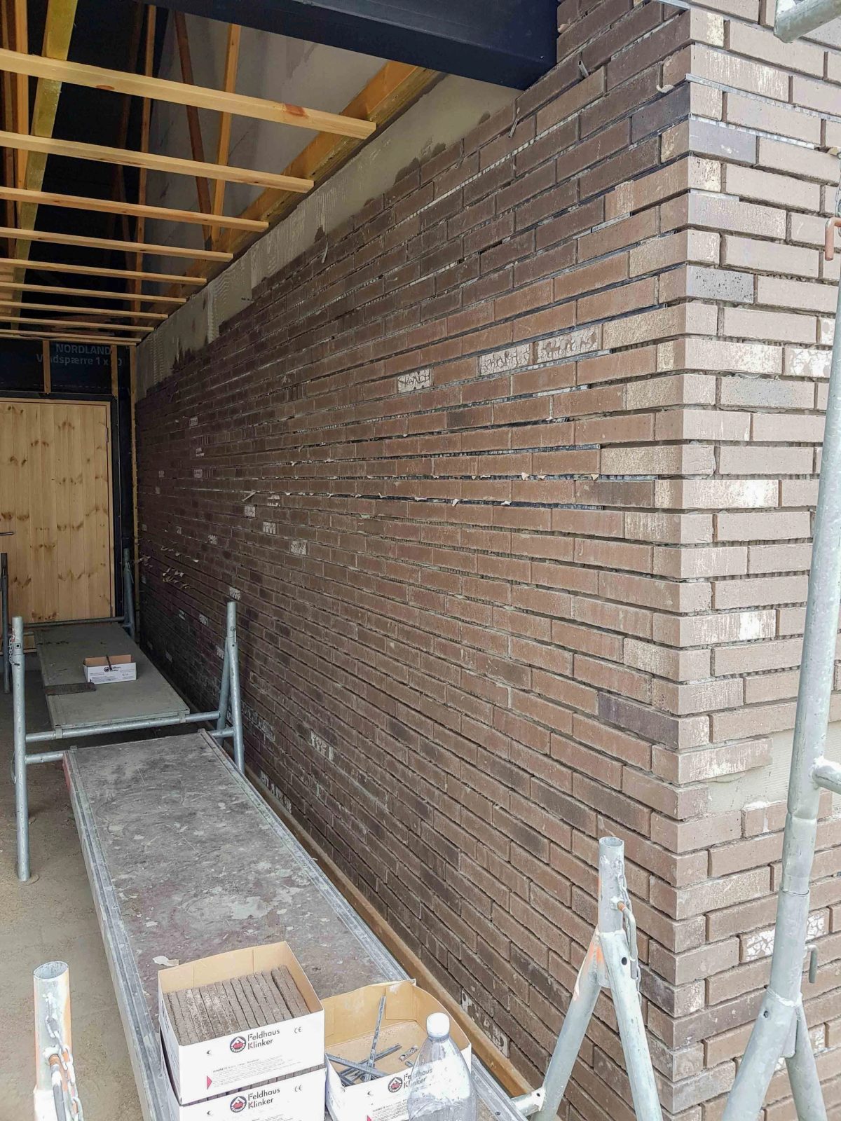 Facaderenovering i tegl, Vipperød. Under arbejdet.