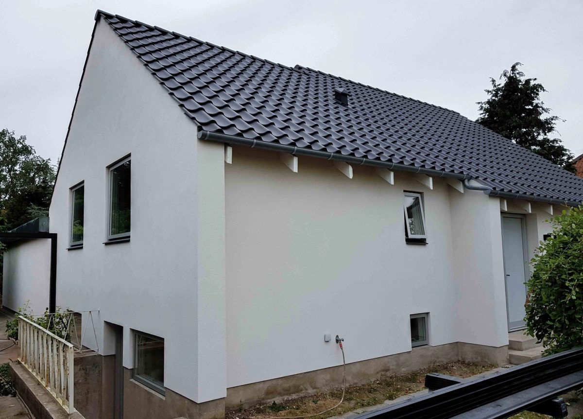 Hvidpudset facade i tegl, Næstved. Facaden. Efter arbejdet.