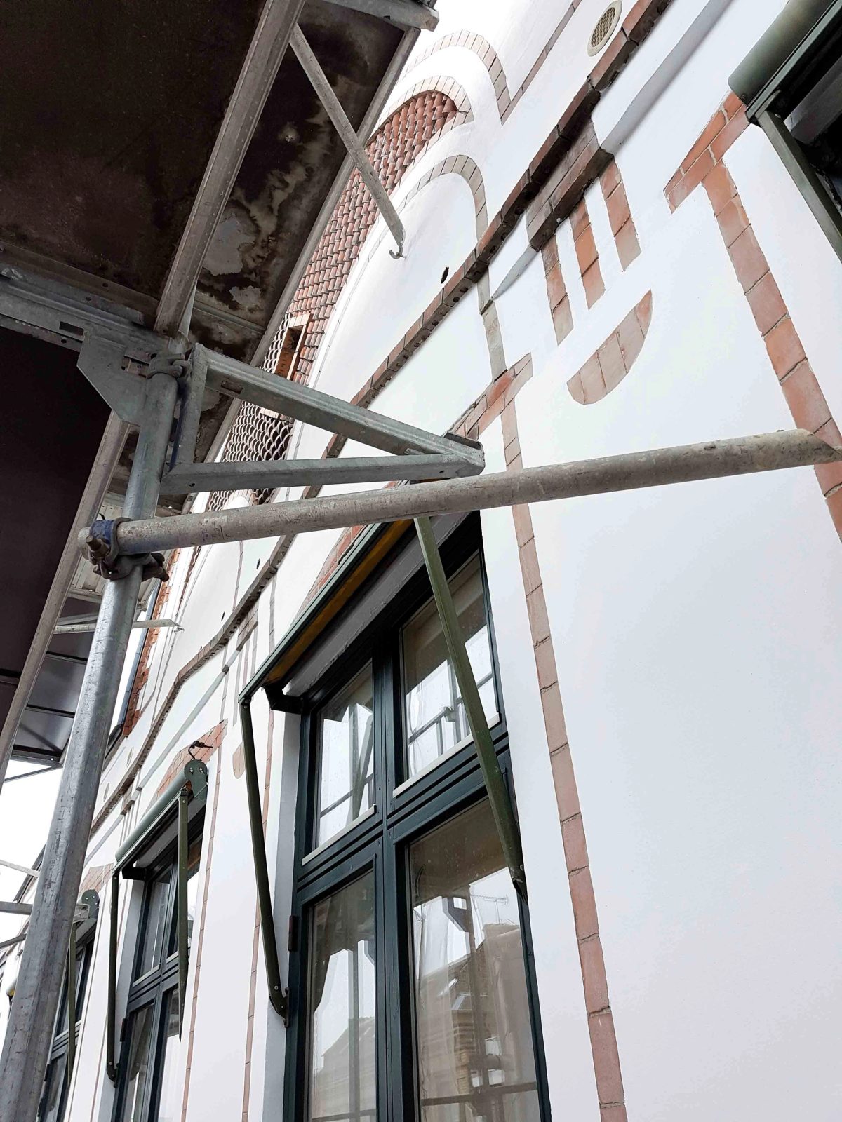 Facaderenovering af butiksfacade, København. Dekoration og murværk. Under arbejdet.