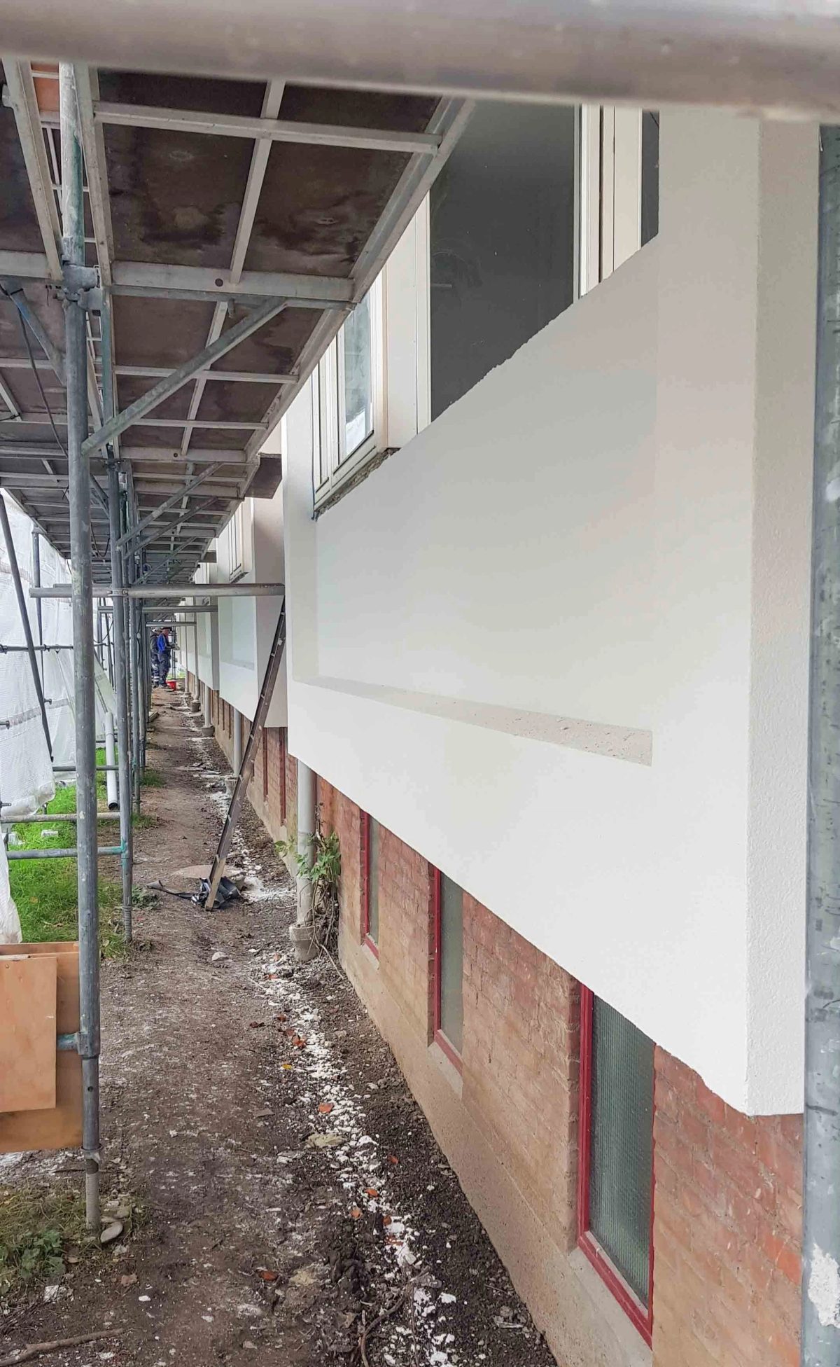 Facaderenovering med altanbeklædning, Albertslund. Altanfacaden. Under arbejdet.