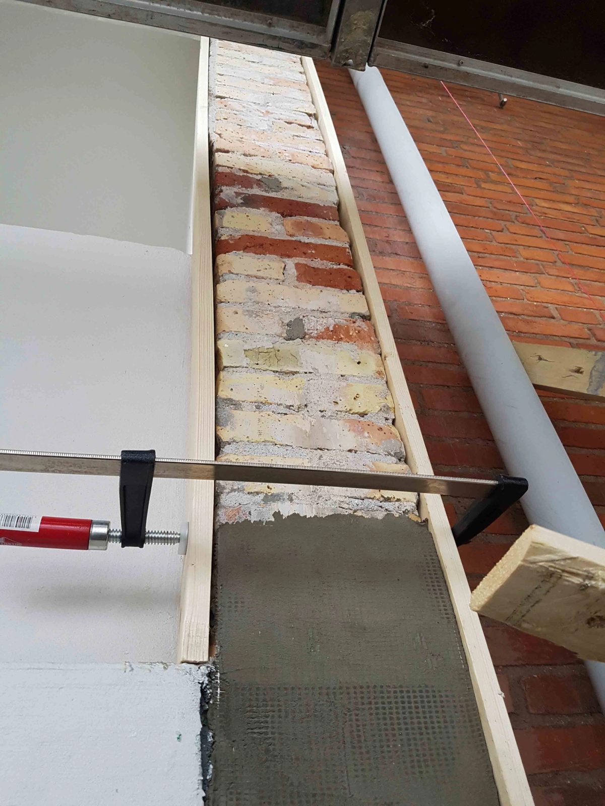 Facaderenovering med altanbeklædning, Albertslund. Altanfacaden. Under arbejdet.
