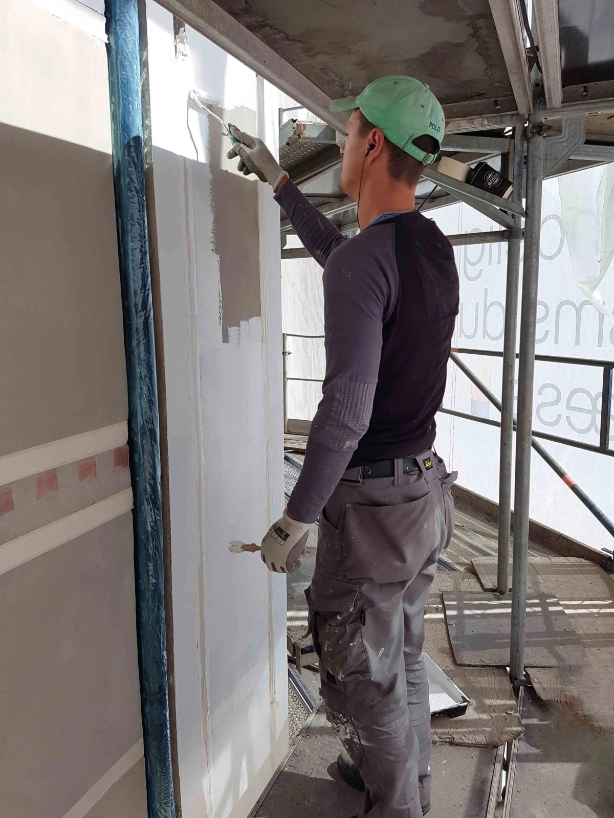 Facaderenovering af butiksfacade, København. Dekoration og murværk. Under arbejdet.