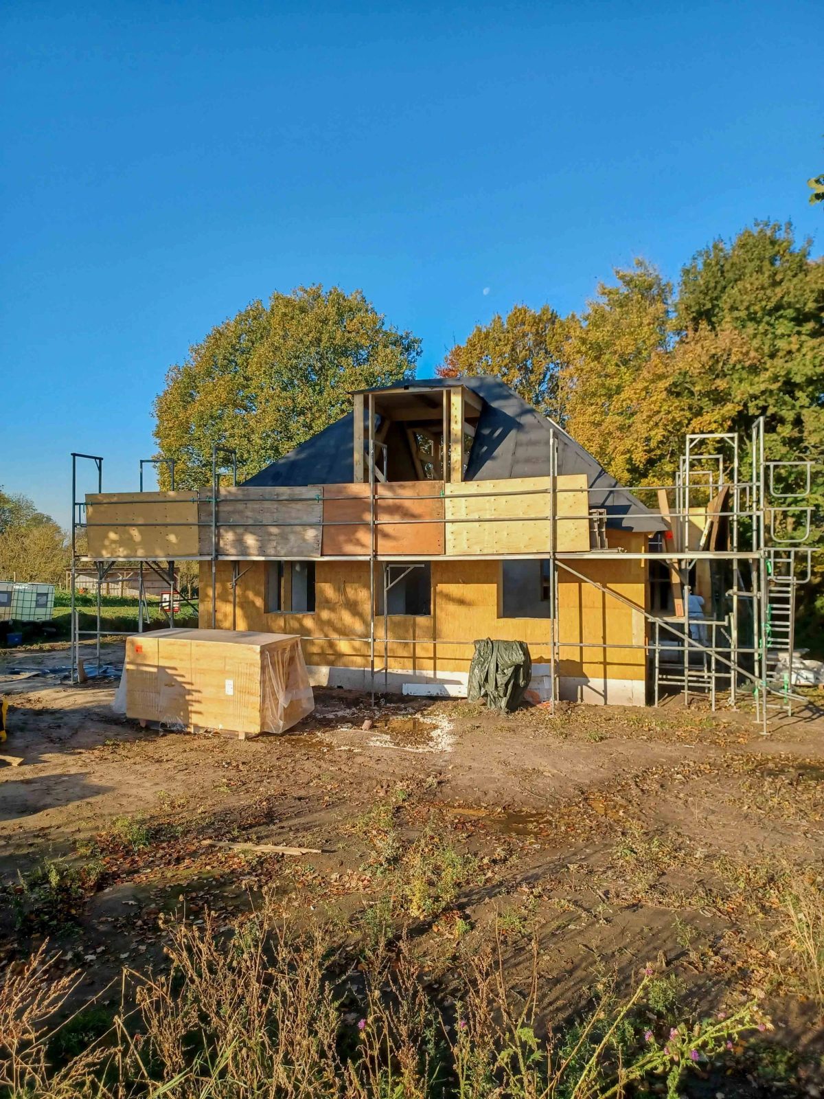 Helhedsrenovering af sort hus, Værløse. Under arbejdet.