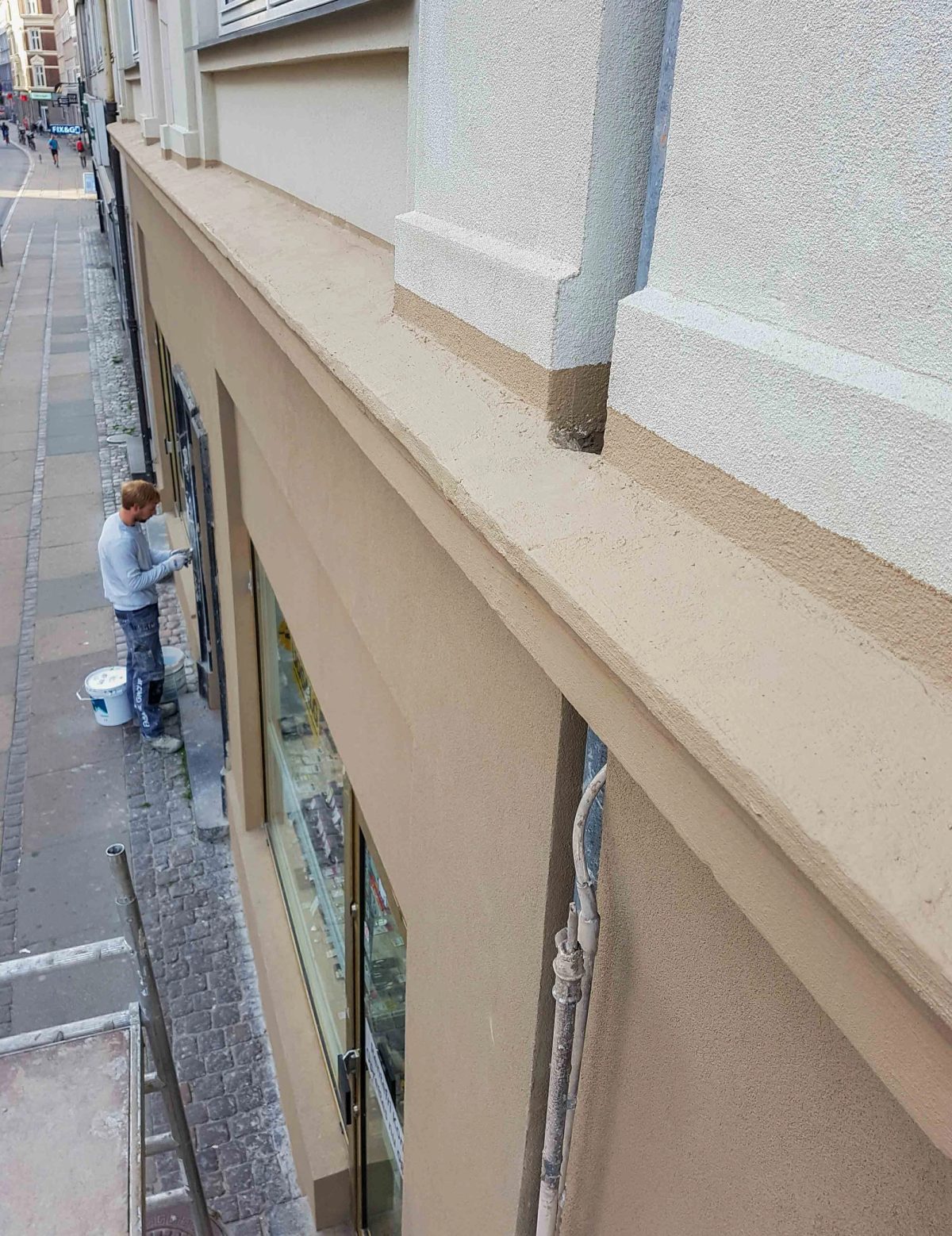 Facademaling af etageejendom, København. Under arbejdet.