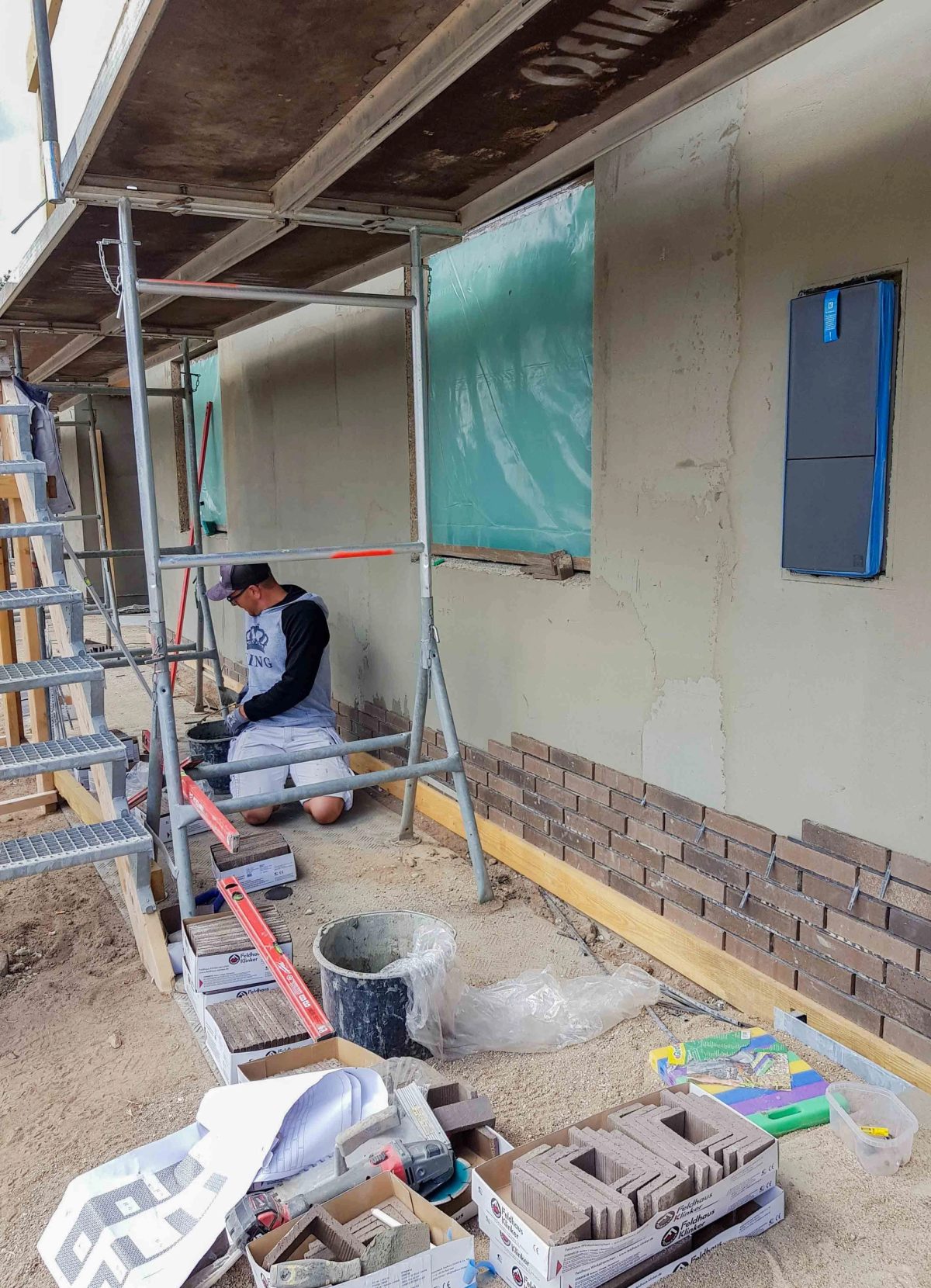 Facaderenovering i tegl, Vipperød. Under arbejdet.