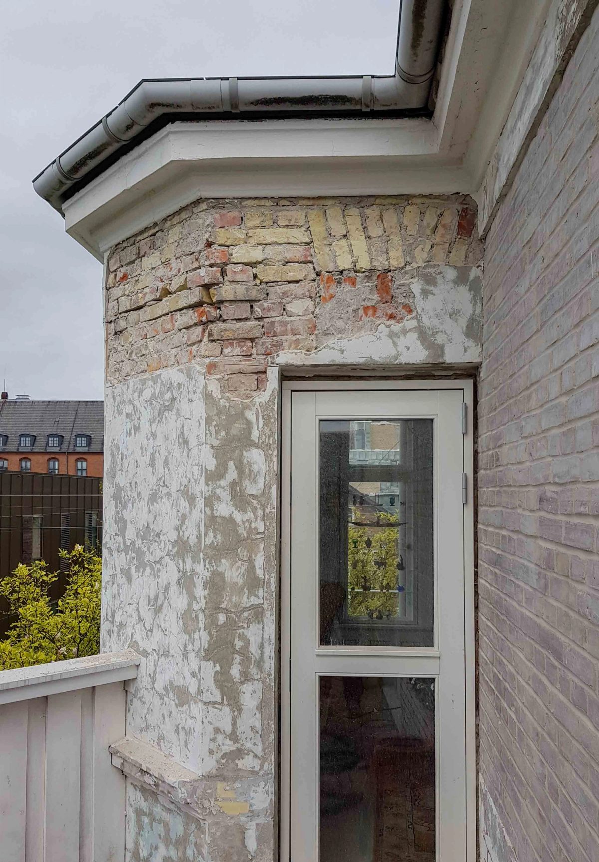 Renovering af indgangsparti og altaner, Frederiksberg. Før arbejdet.