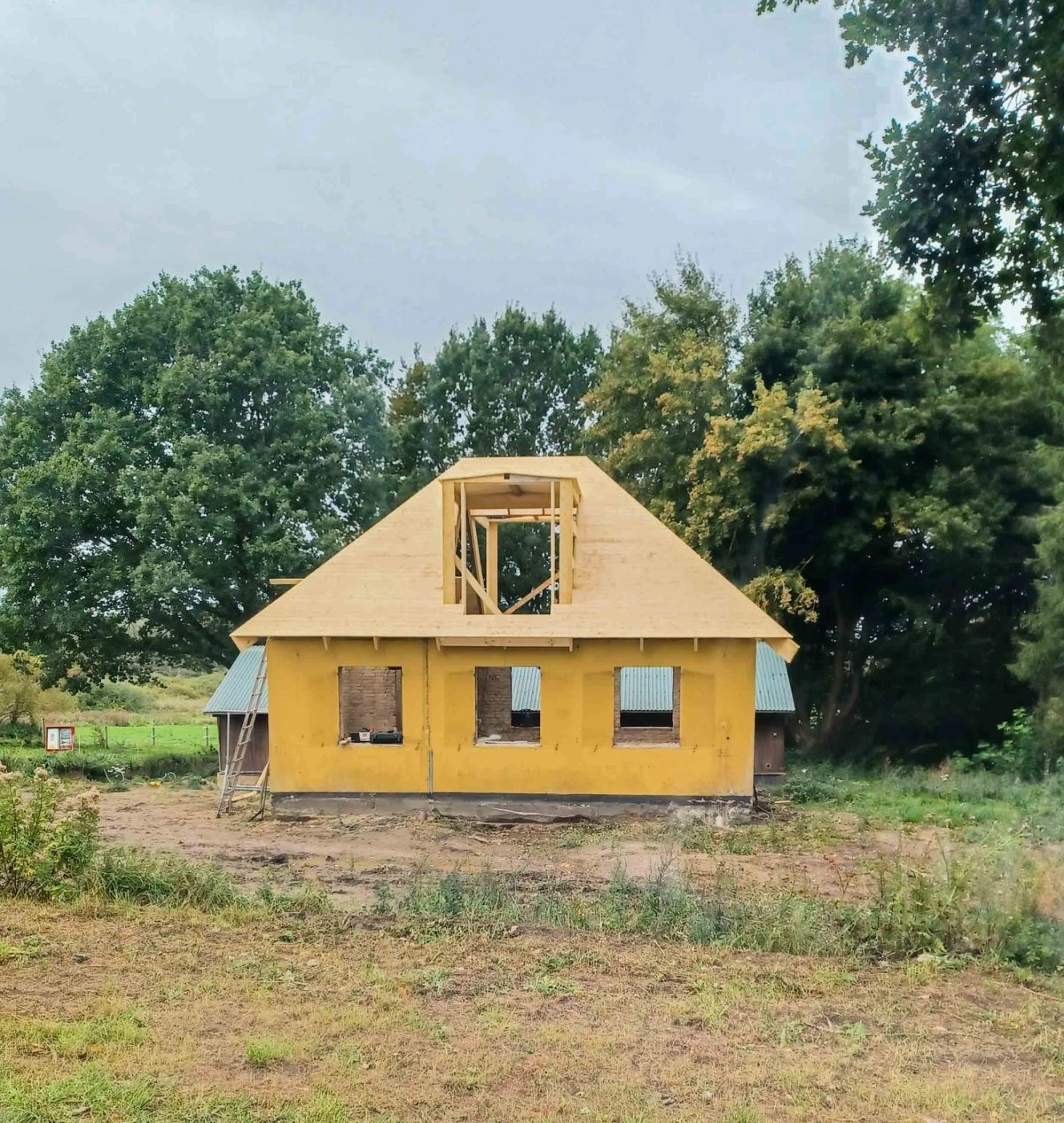 Helhedsrenovering af sort hus, Værløse. Under arbejdet.