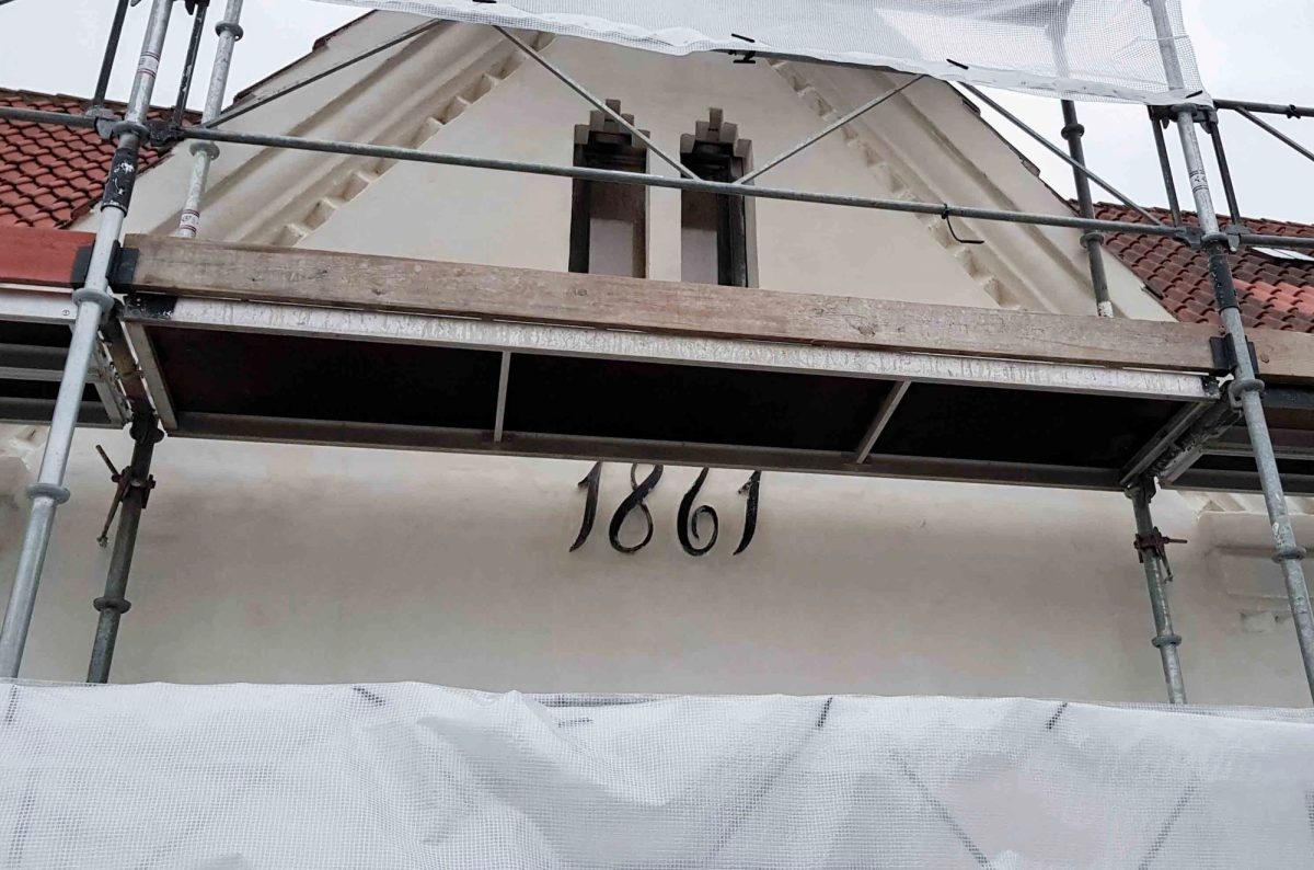 Facaderenovering af hus fra 1861, Slagelse. Facaden. Under arbejdet.