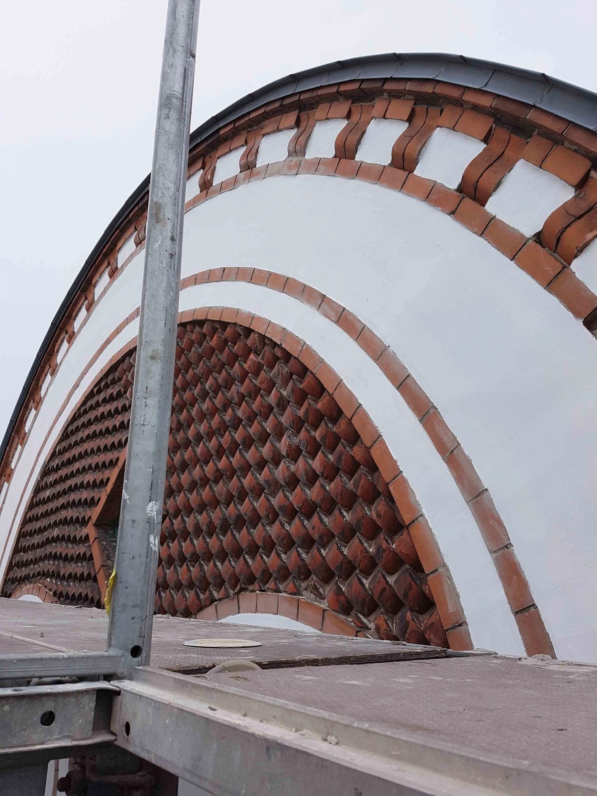 Facaderenovering af butiksfacade, København. Dekoration og murværk. Under arbejdet.