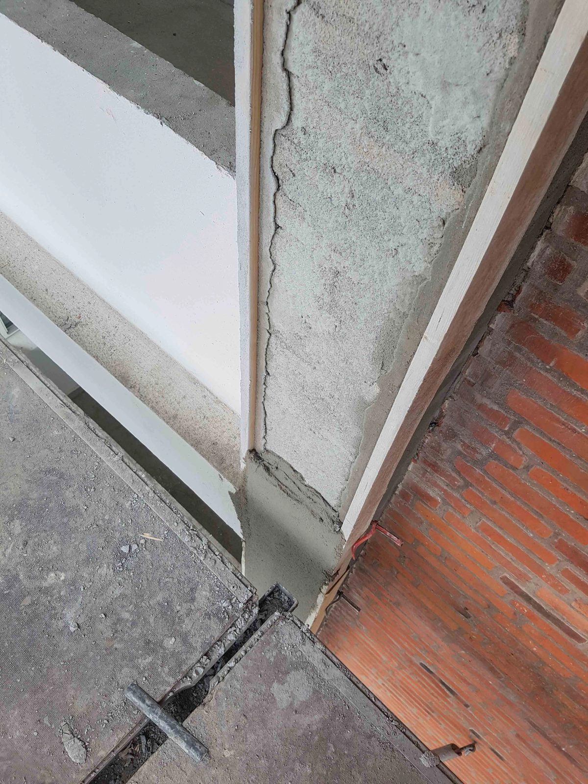 Facaderenovering med altanbeklædning, Albertslund. Altanfacaden. Under arbejdet.