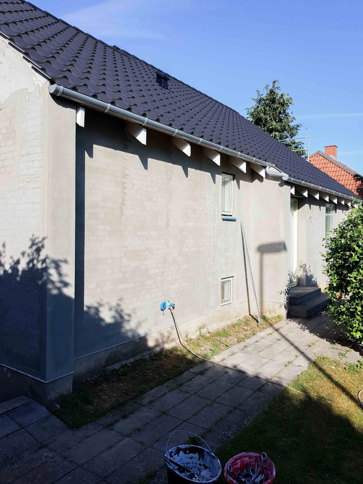Hvidpudset facade i tegl, Næstved. Facaden. Under arbejdet.