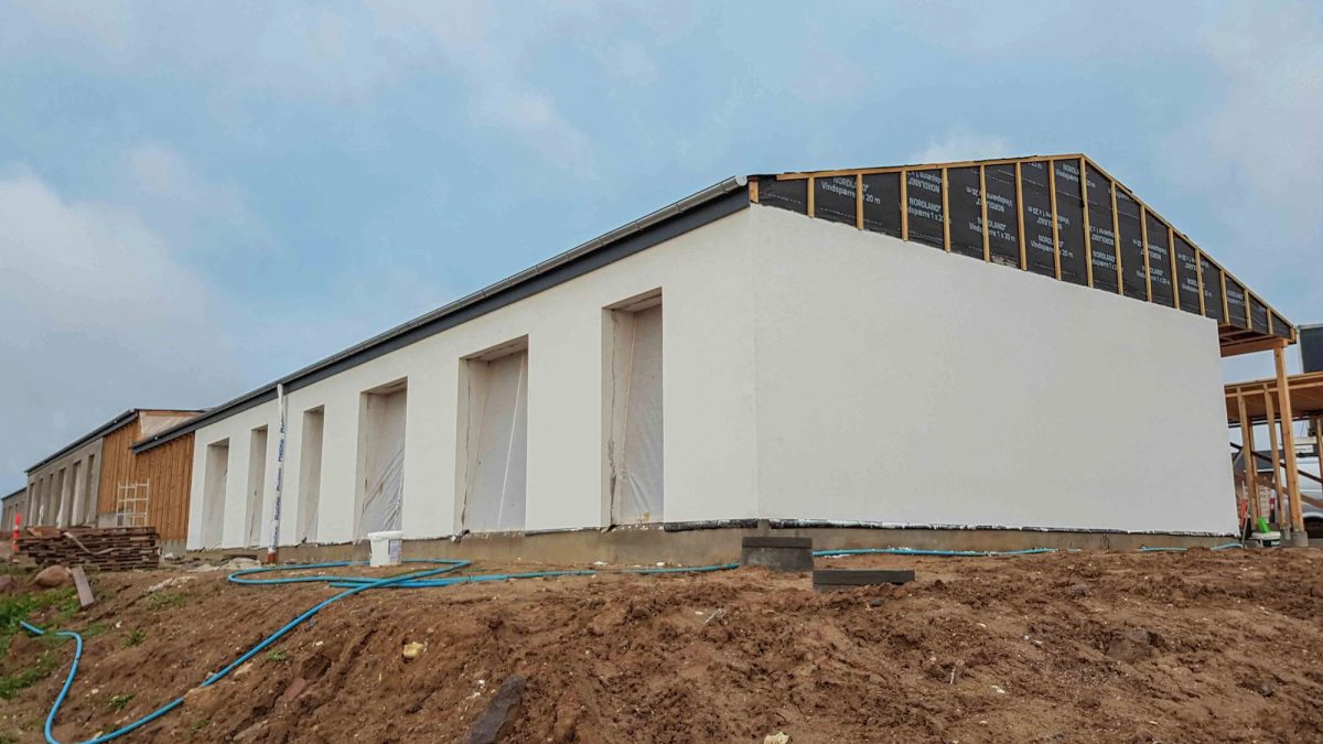 Facaderenovering med struktur, Hvalsø. Facaden. Efter arbejdet.