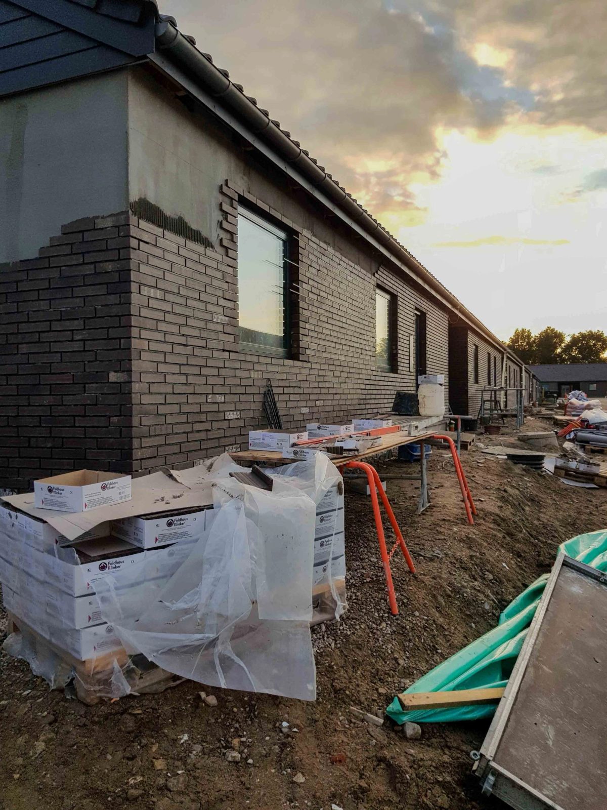 Facaderenovering i tegl, Vipperød. Under arbejdet.