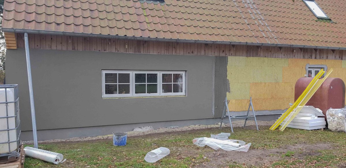 Efterisolering af hus, Jægerspris. Under arbejdet.