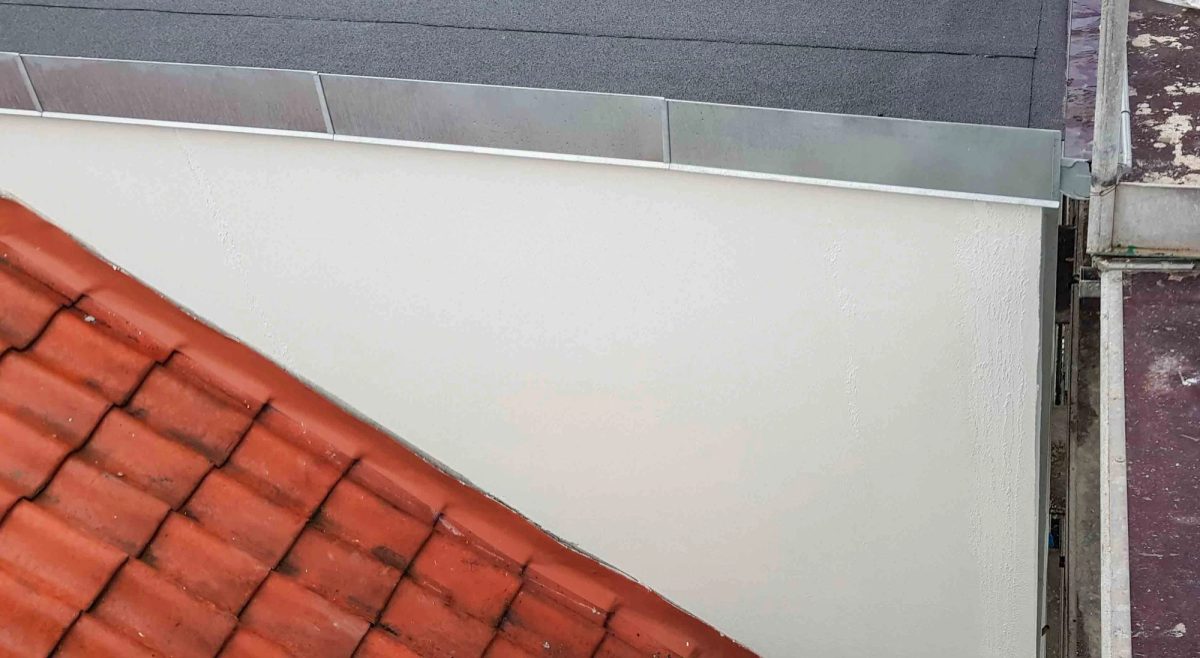 Facaderenovering med altanbeklædning, Albertslund. Altanfacaden. Under arbejdet.