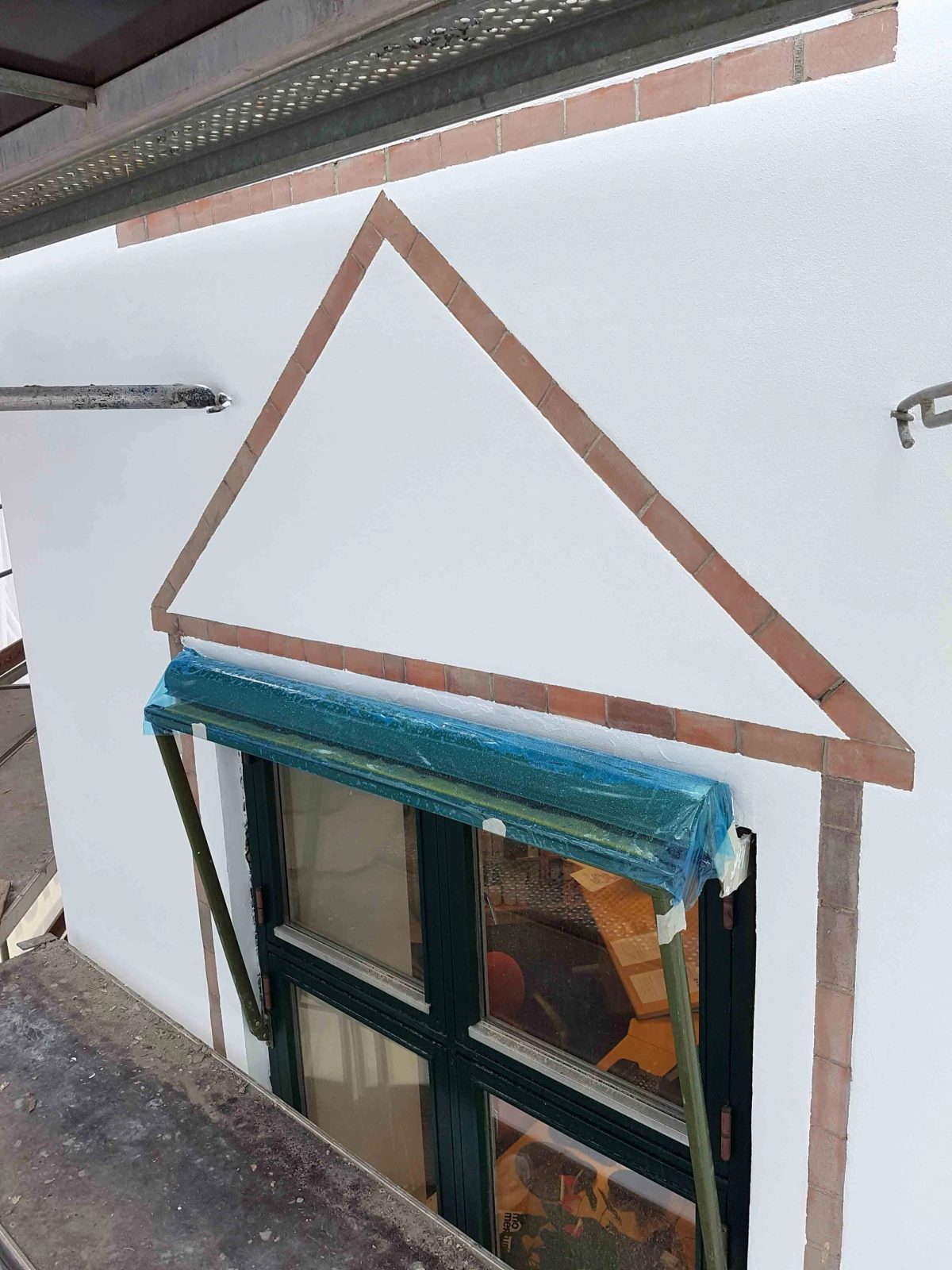 Facaderenovering af butiksfacade, København. Dekoration og murværk. Under arbejdet.