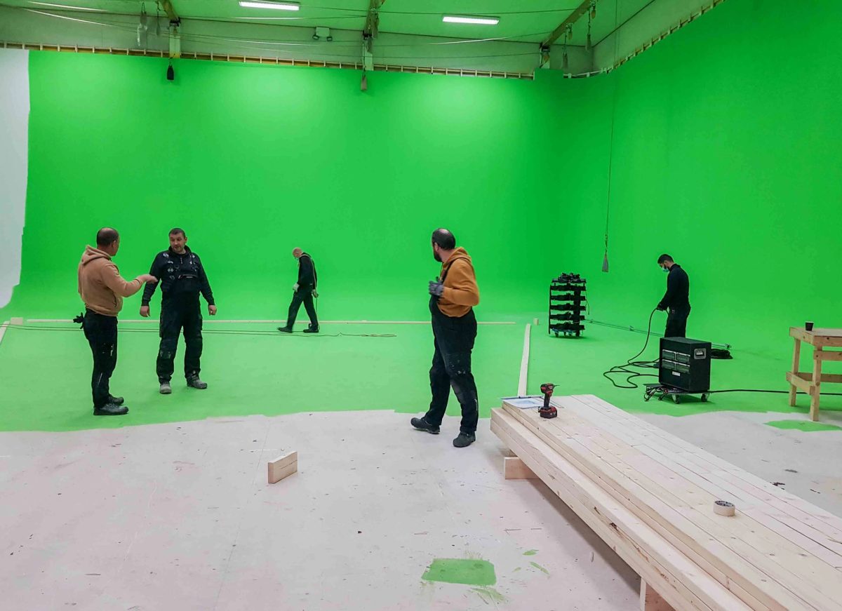 Filmset-opbygning til tv-produktion. Under arbejdet.