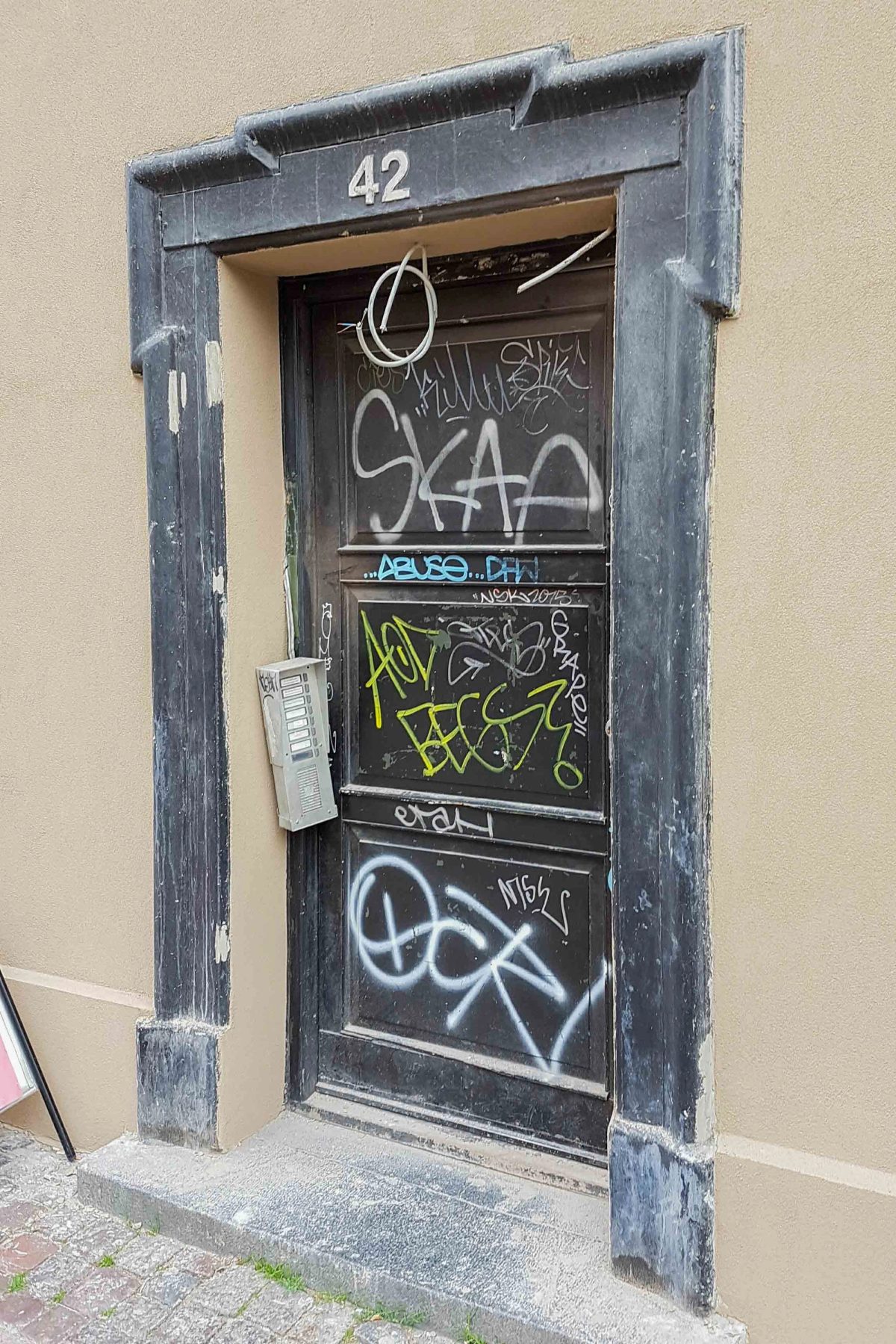 Facademaling af etageejendom, København. Før arbejdet.