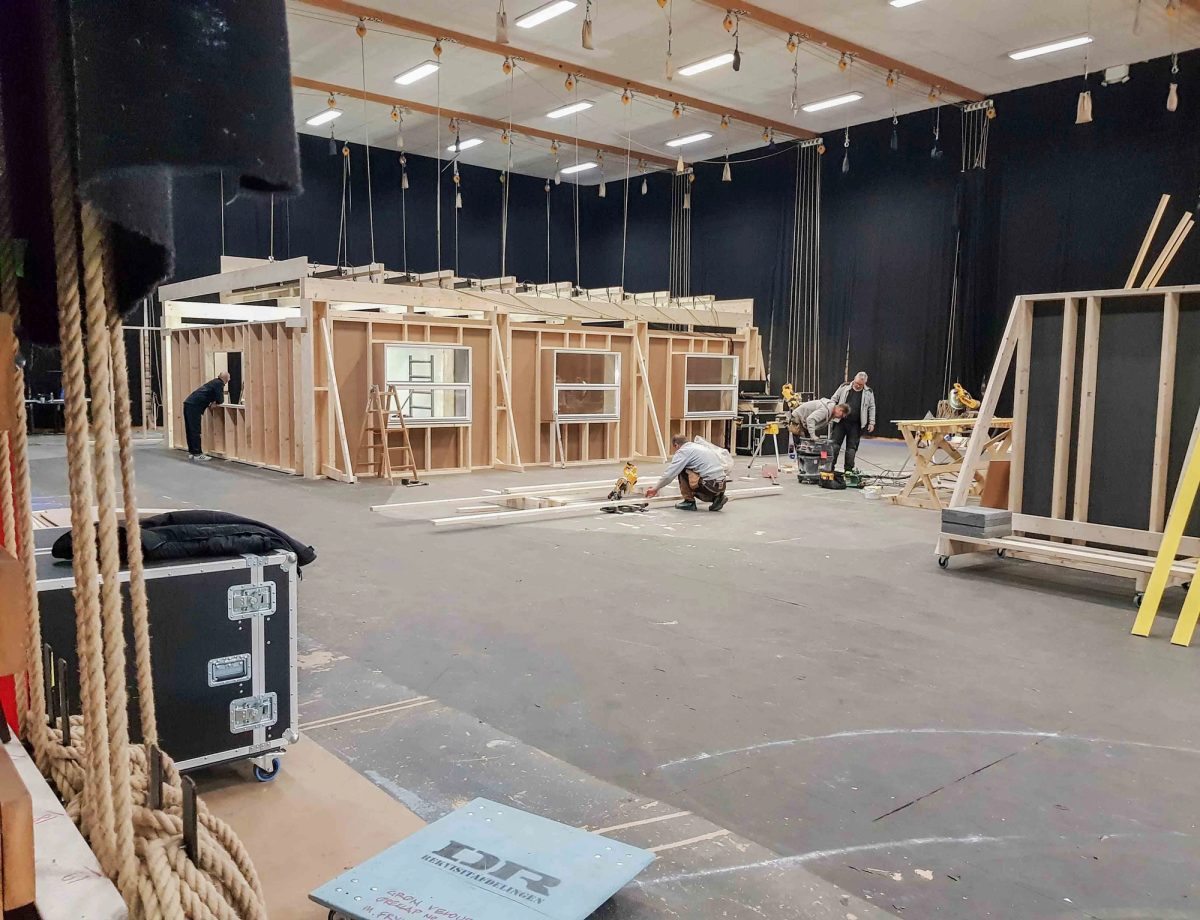 Filmset-opbygning til tv-produktion. Under arbejdet.