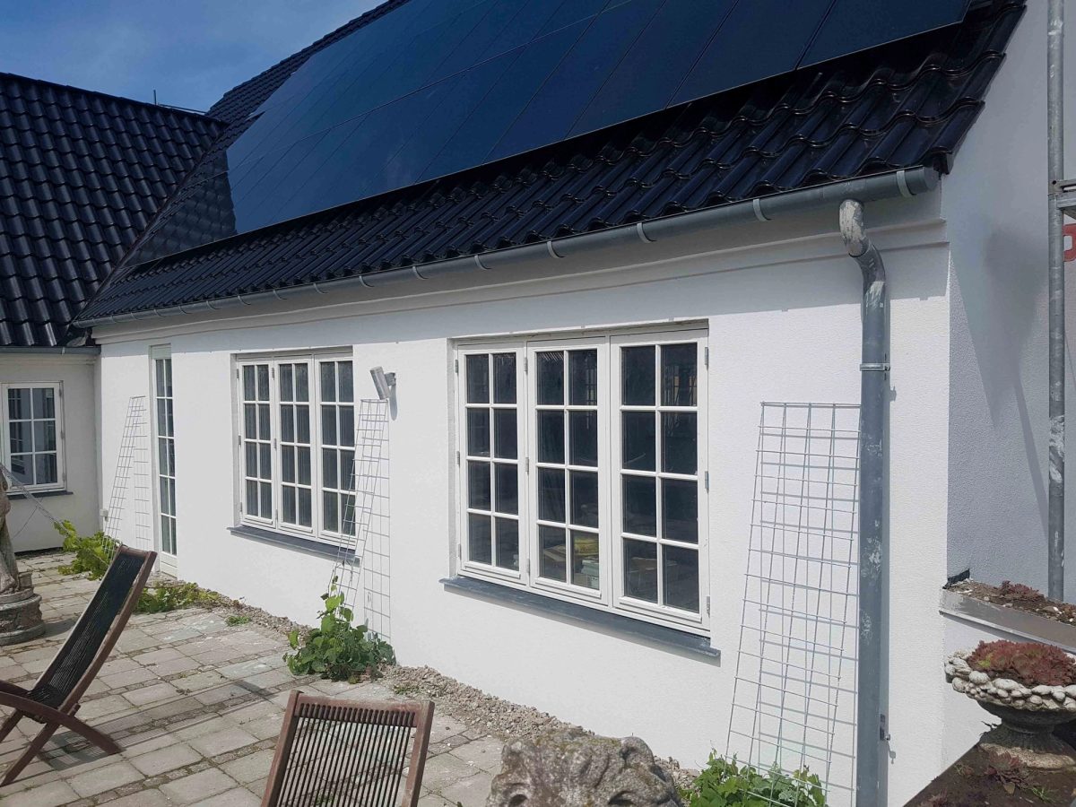 Hvid facade på villa, Svinninge. Facaden. Efter arbejdet.