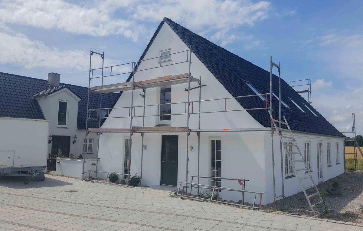 Hvid facade på villa, Svinninge. Facaden. Efter arbejdet.