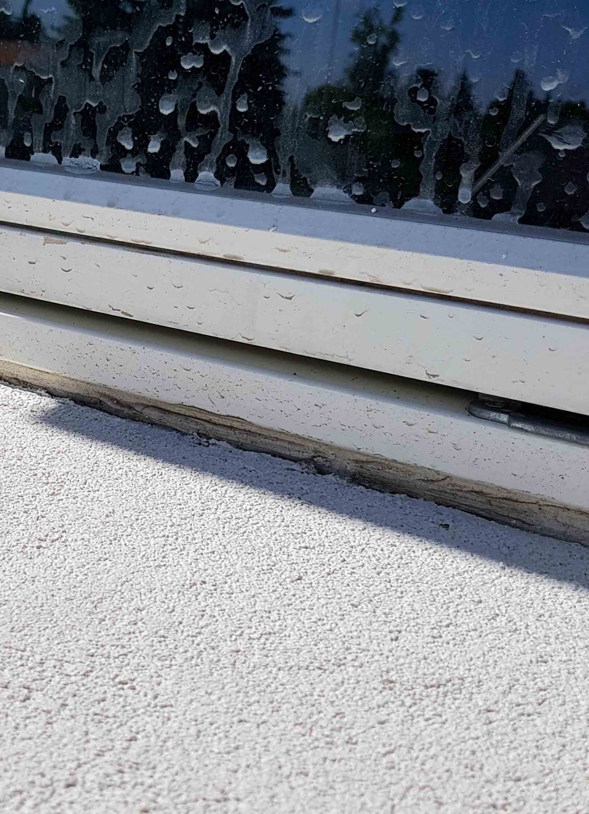 Facaderenovering efter skader på nyere villa, Gentofte. Detalje ved vinduet. Før arbejdet.