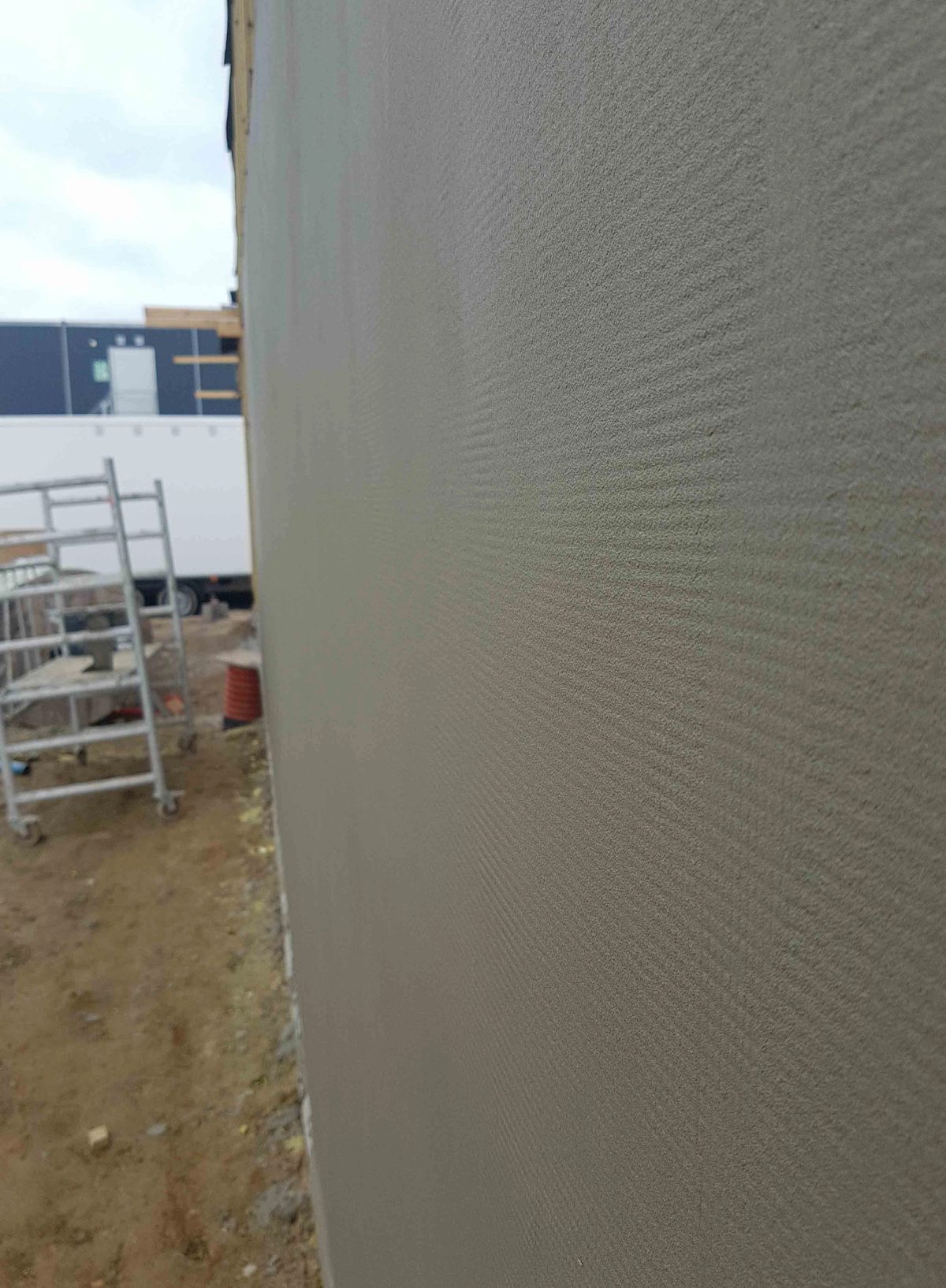 Facaderenovering med struktur, Hvalsø. Facaden. Under arbejdet.