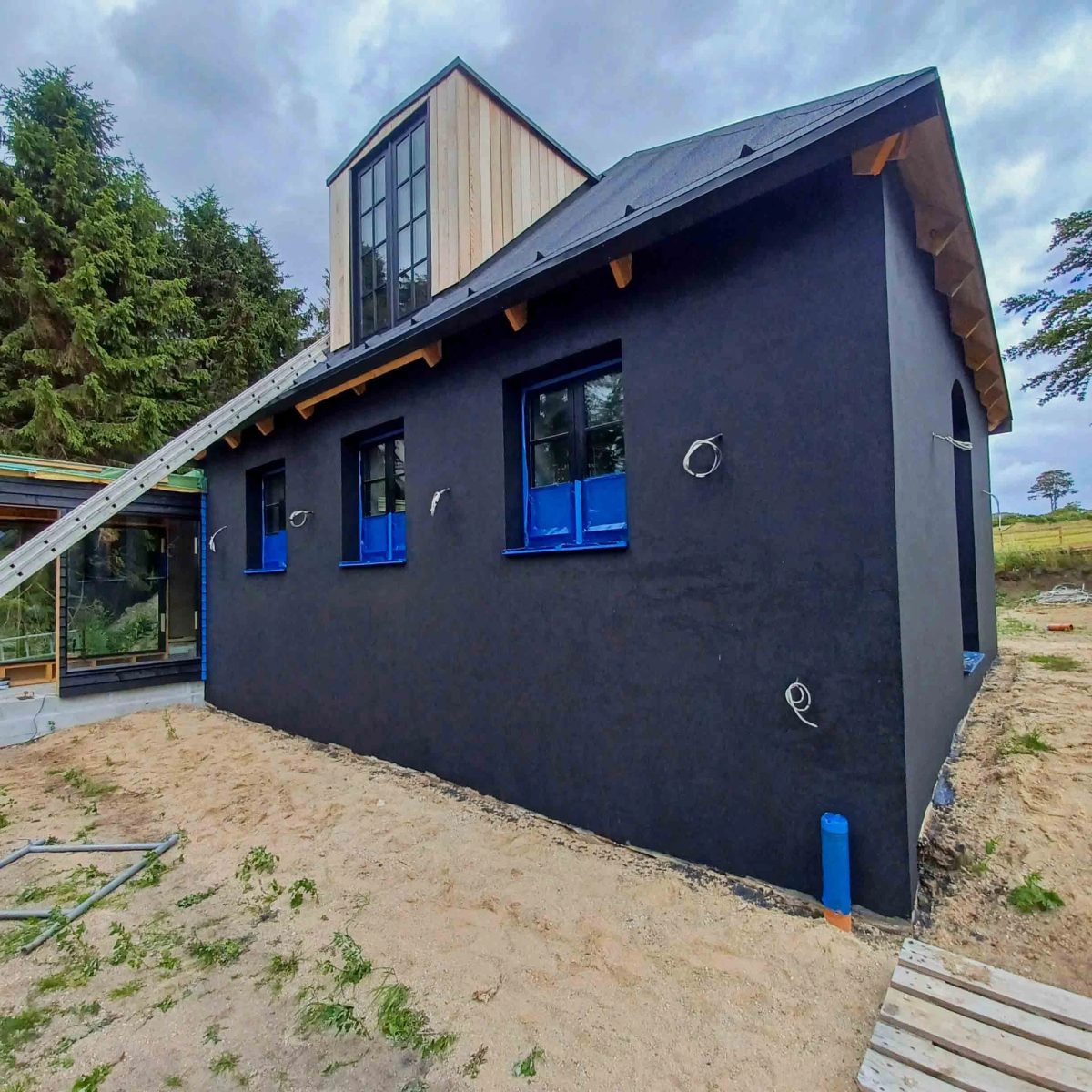 Helhedsrenovering af sort hus, Værløse. Under arbejdet.