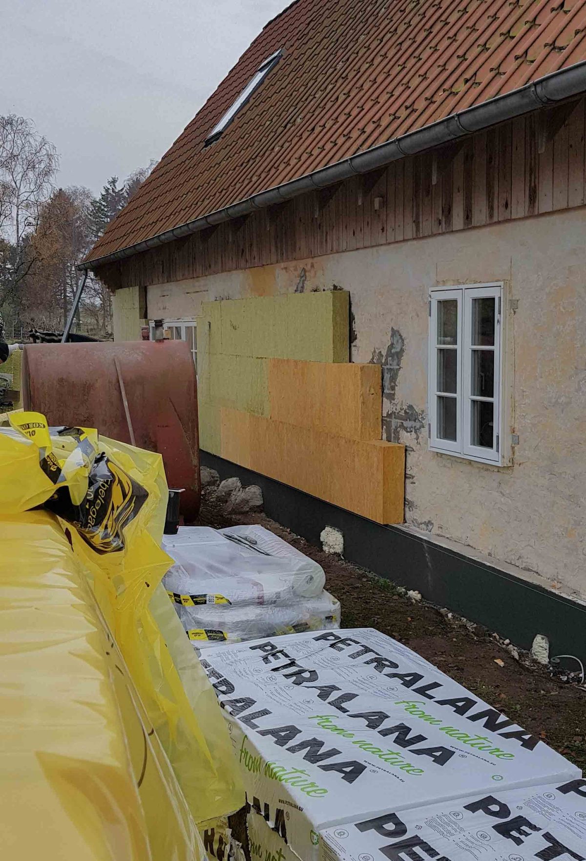 Efterisolering af hus, Jægerspris. Under arbejdet.