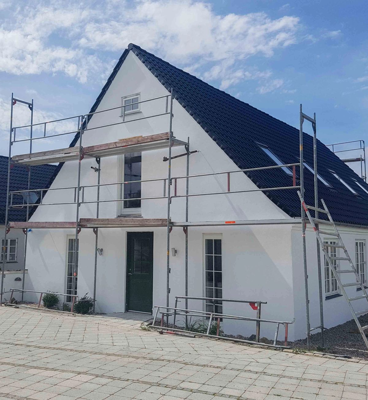 Hvid facade på villa, Svinninge. Facaden. Efter arbejdet.