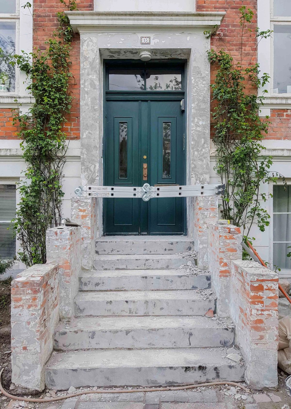 Renovering af indgangsparti og altaner, Frederiksberg. Før arbejdet.