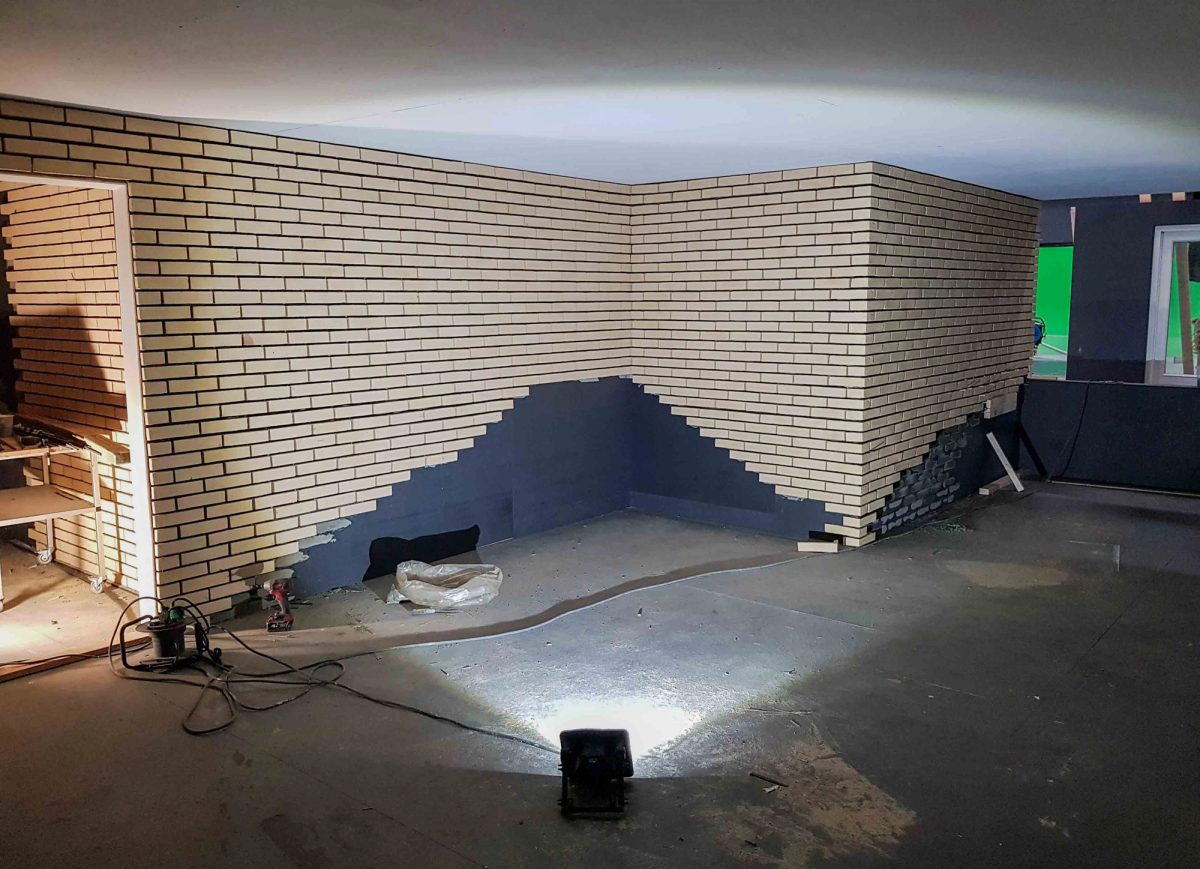 Filmset-opbygning til tv-produktion. Under arbejdet.