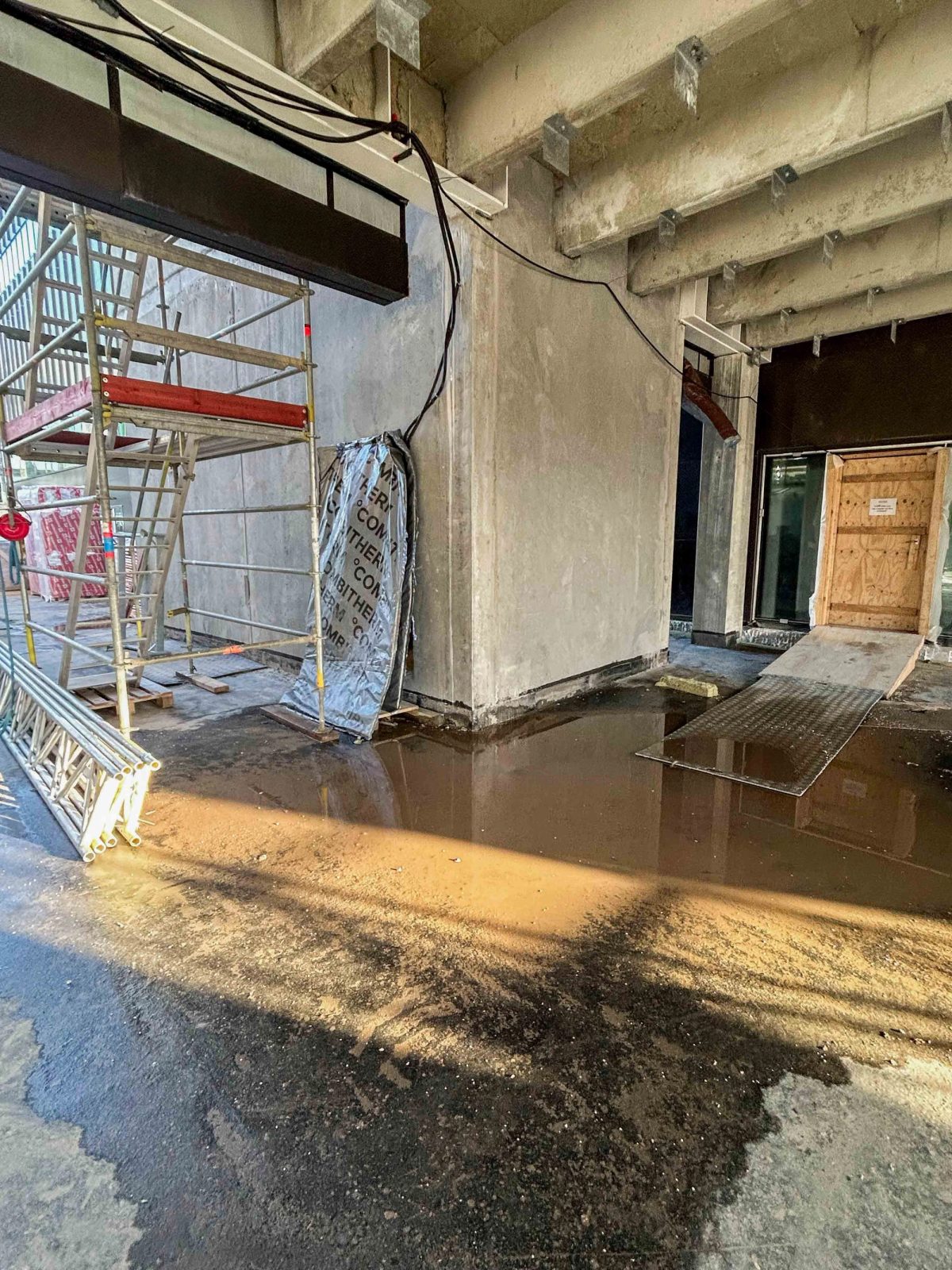 Indvendig erhvervsombygning, Gladsaxe. Under arbejdet.