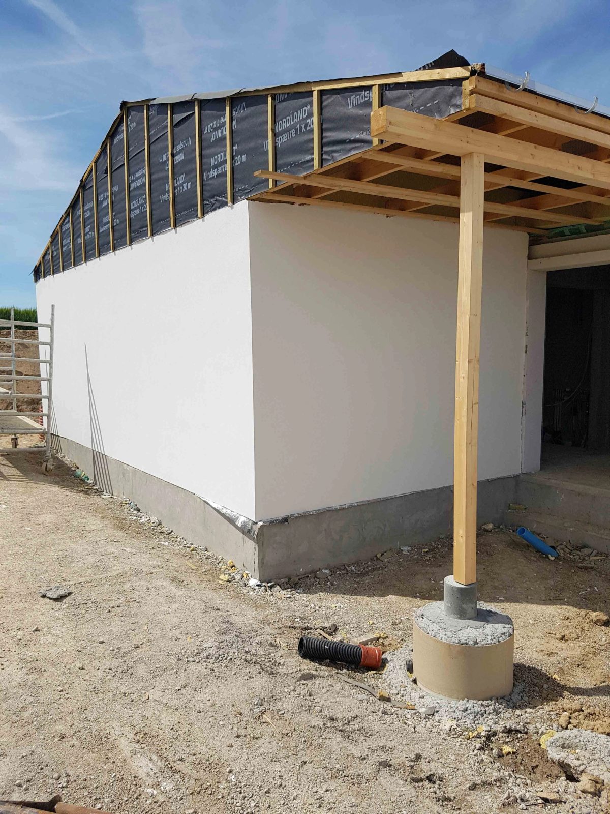 Facaderenovering med struktur, Hvalsø. Facaden. Under arbejdet.