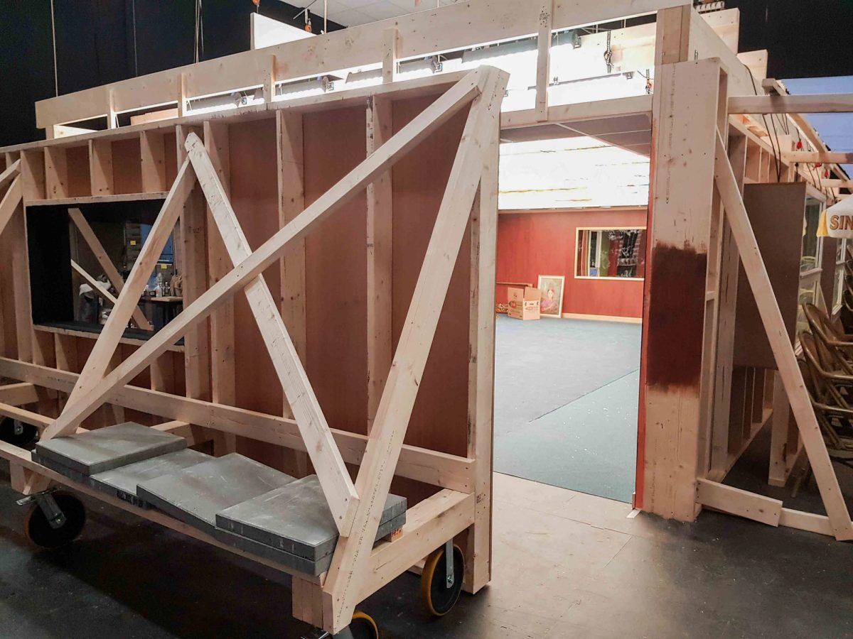 Filmset-opbygning til tv-produktion. Under arbejdet.