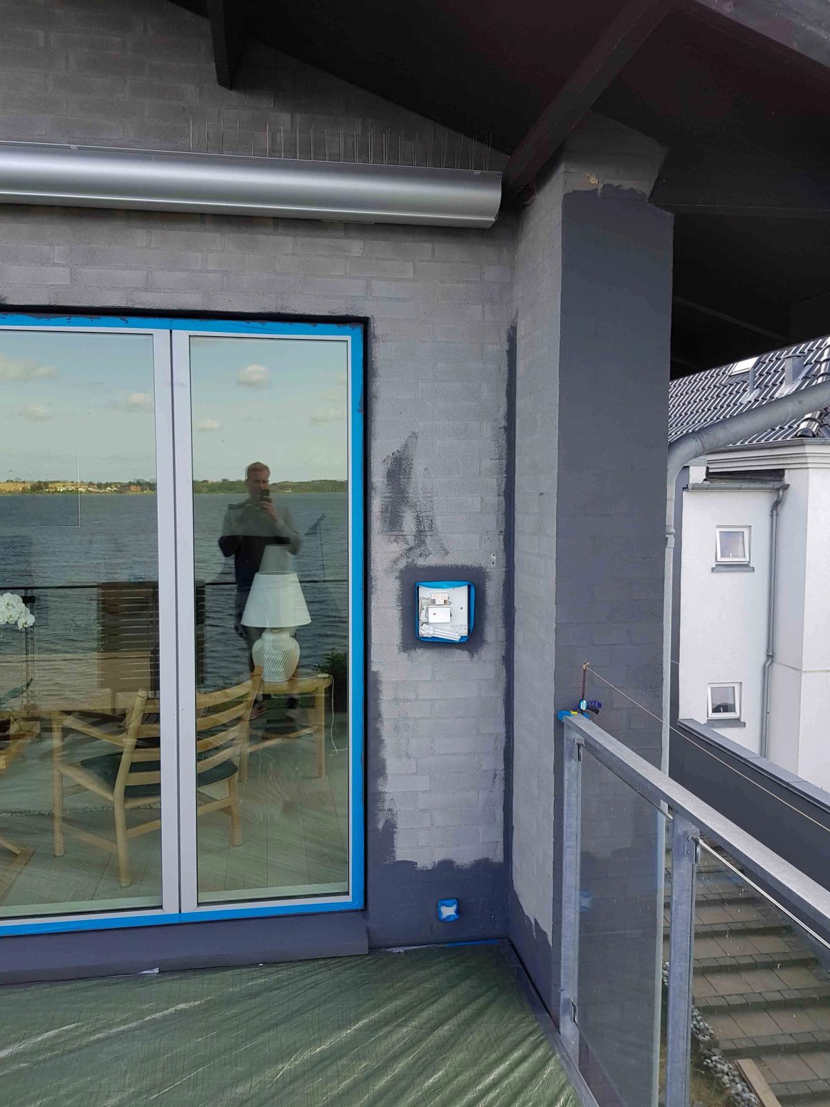 Mørk facade på villa, Holbæk. Facaden. Under arbejdet.