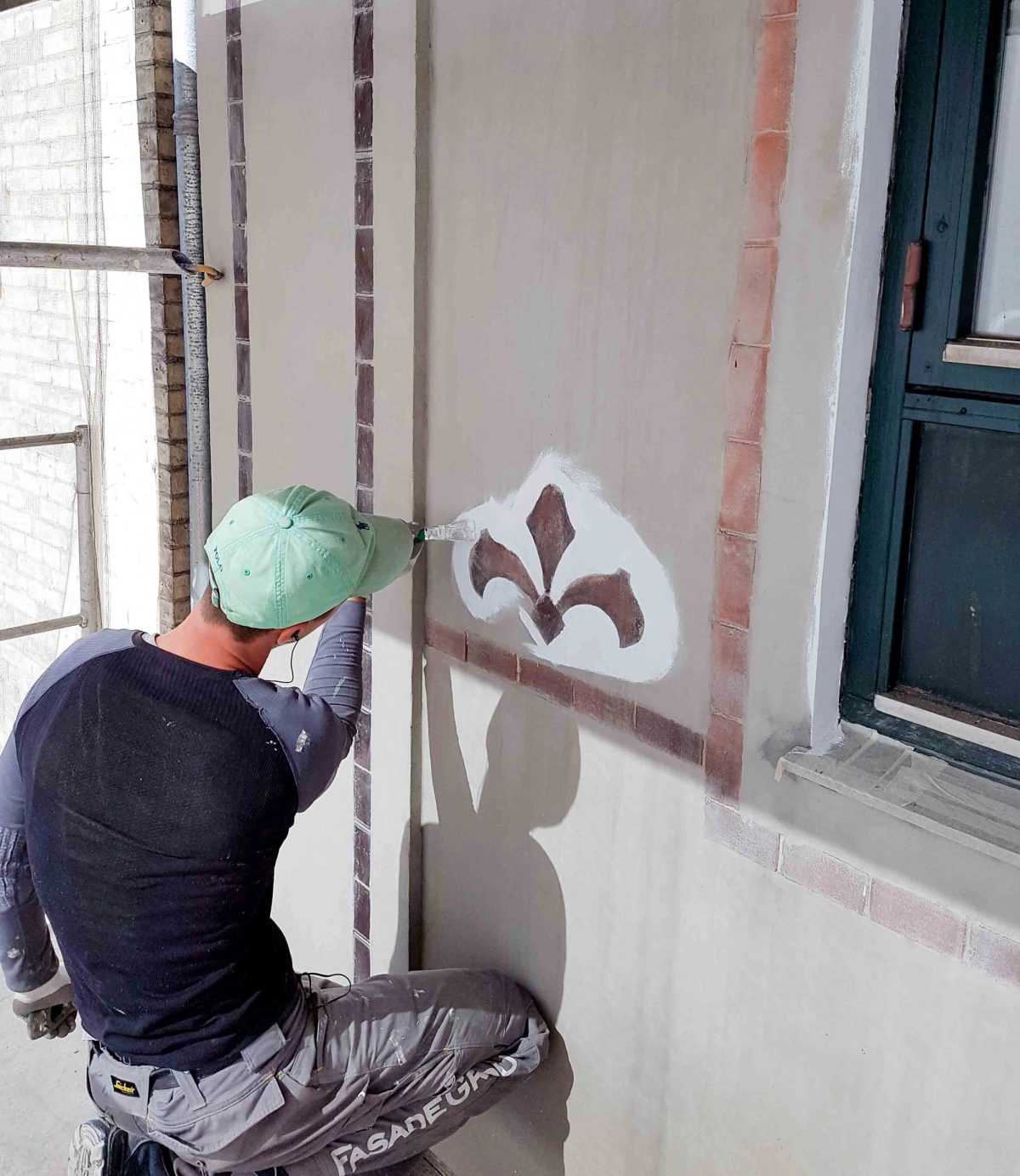 Facaderenovering af butiksfacade, København. Dekoration og murværk. Under arbejdet.
