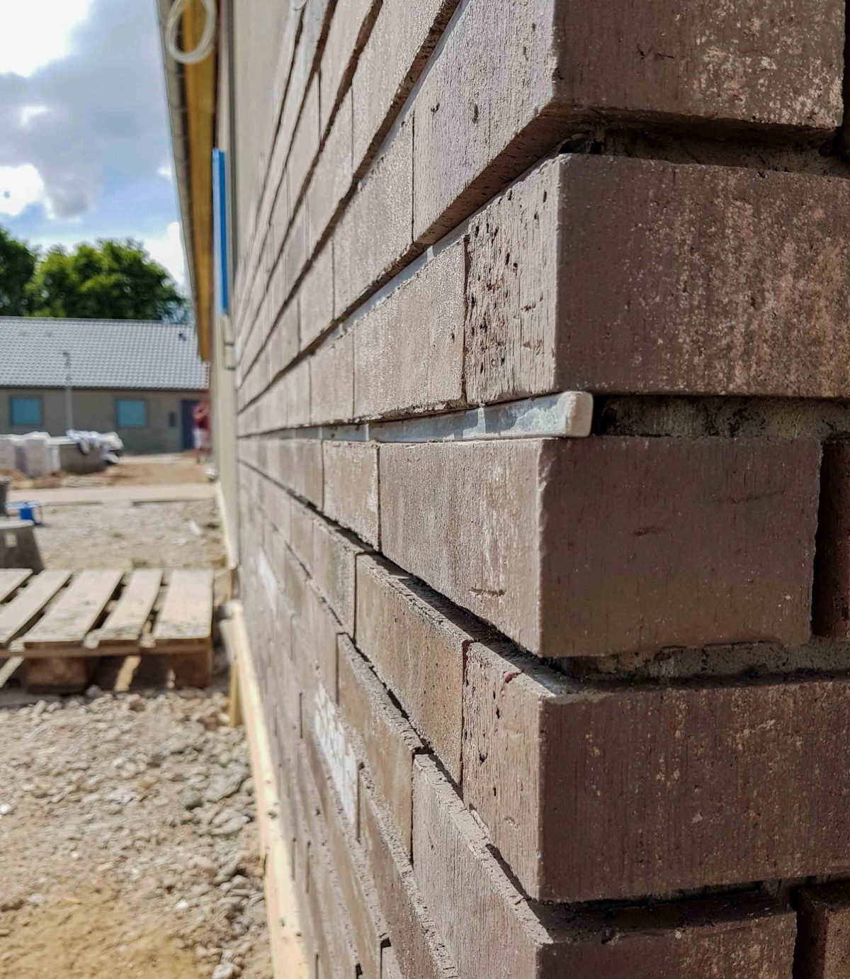 Facaderenovering i tegl, Vipperød. Under arbejdet.
