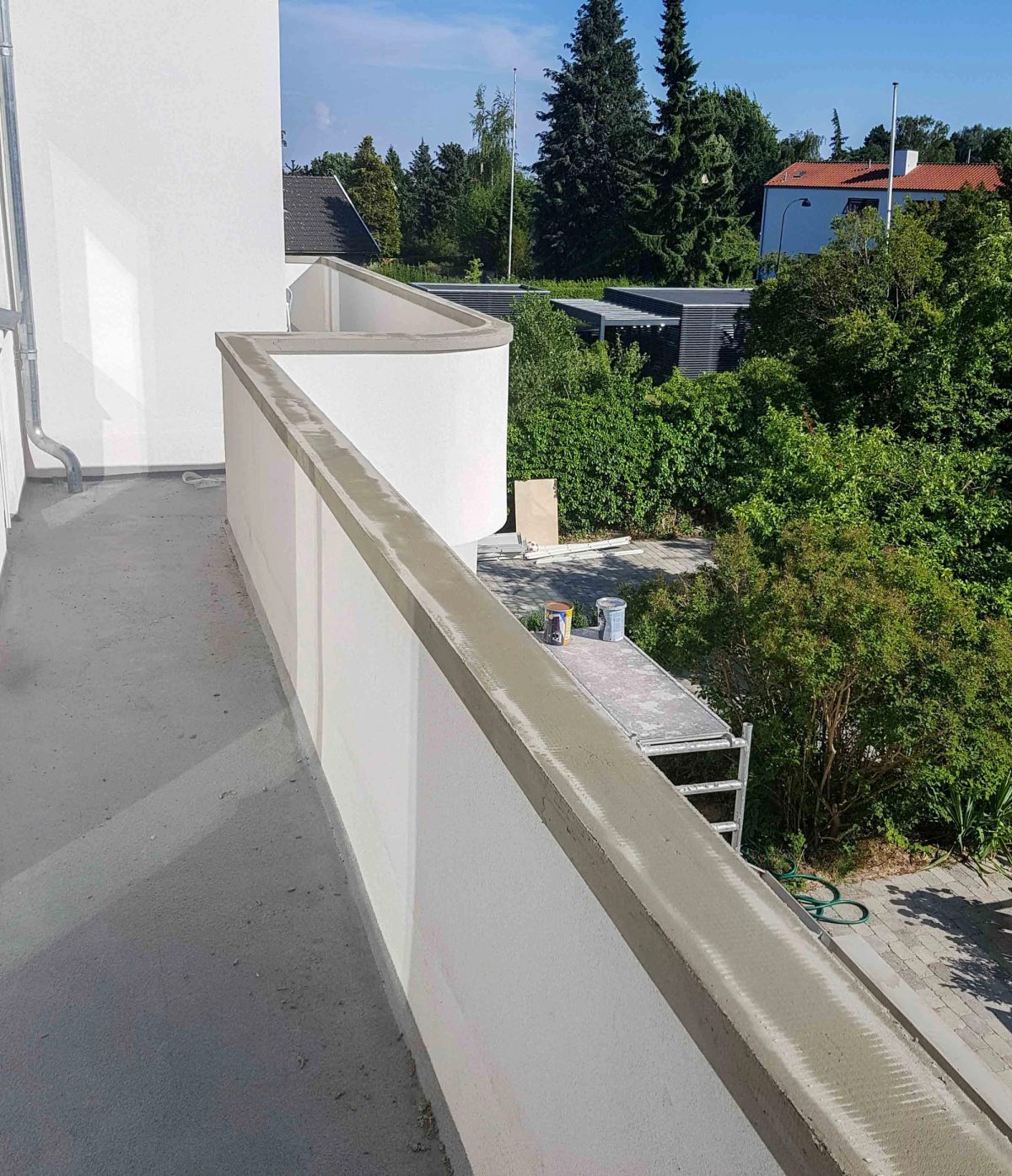 Facaderenovering efter skader på nyere villa, Gentofte. Brystning ved altanen. Under arbejdet.