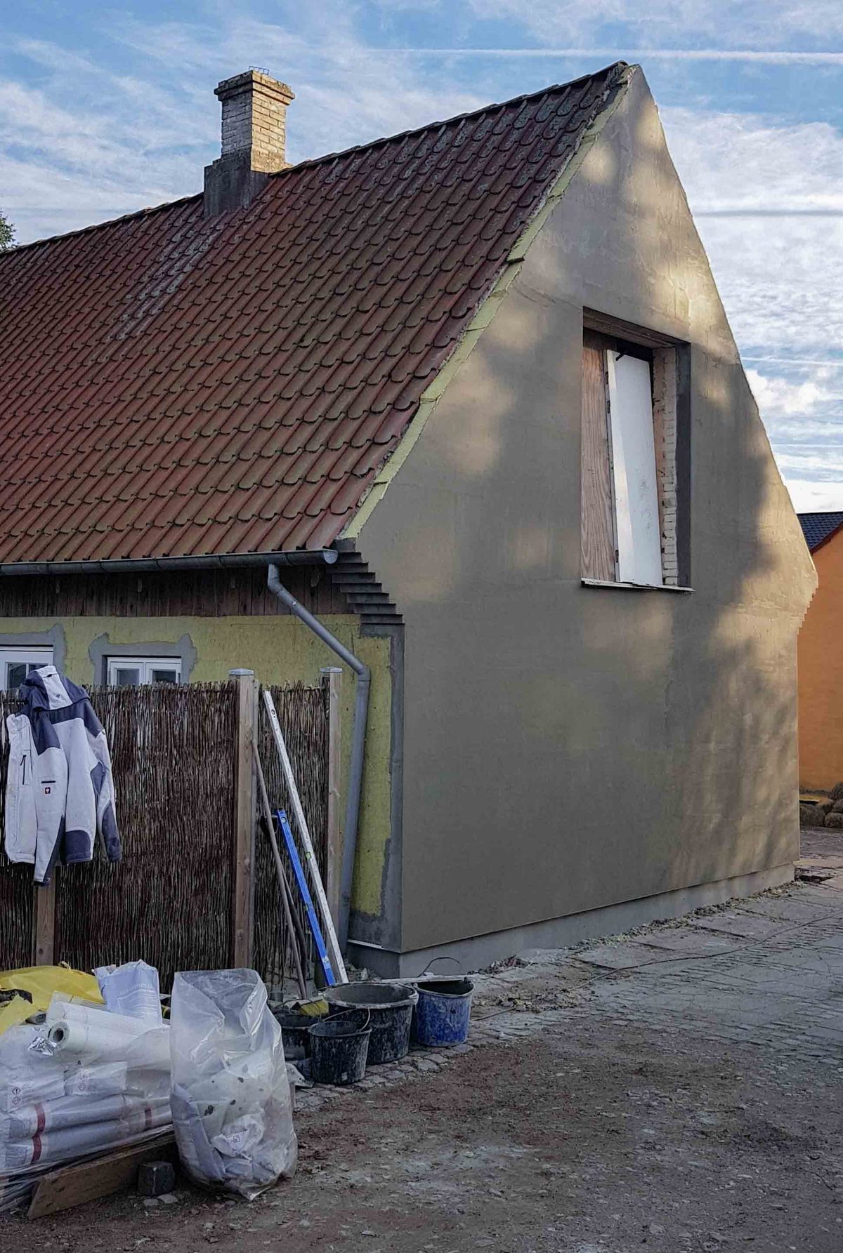Efterisolering af hus, Jægerspris. Under arbejdet.