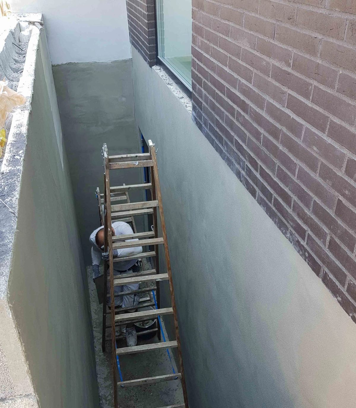 Facaderenovering i tegl, Herlev. Kældernedgang. Under arbejdet.