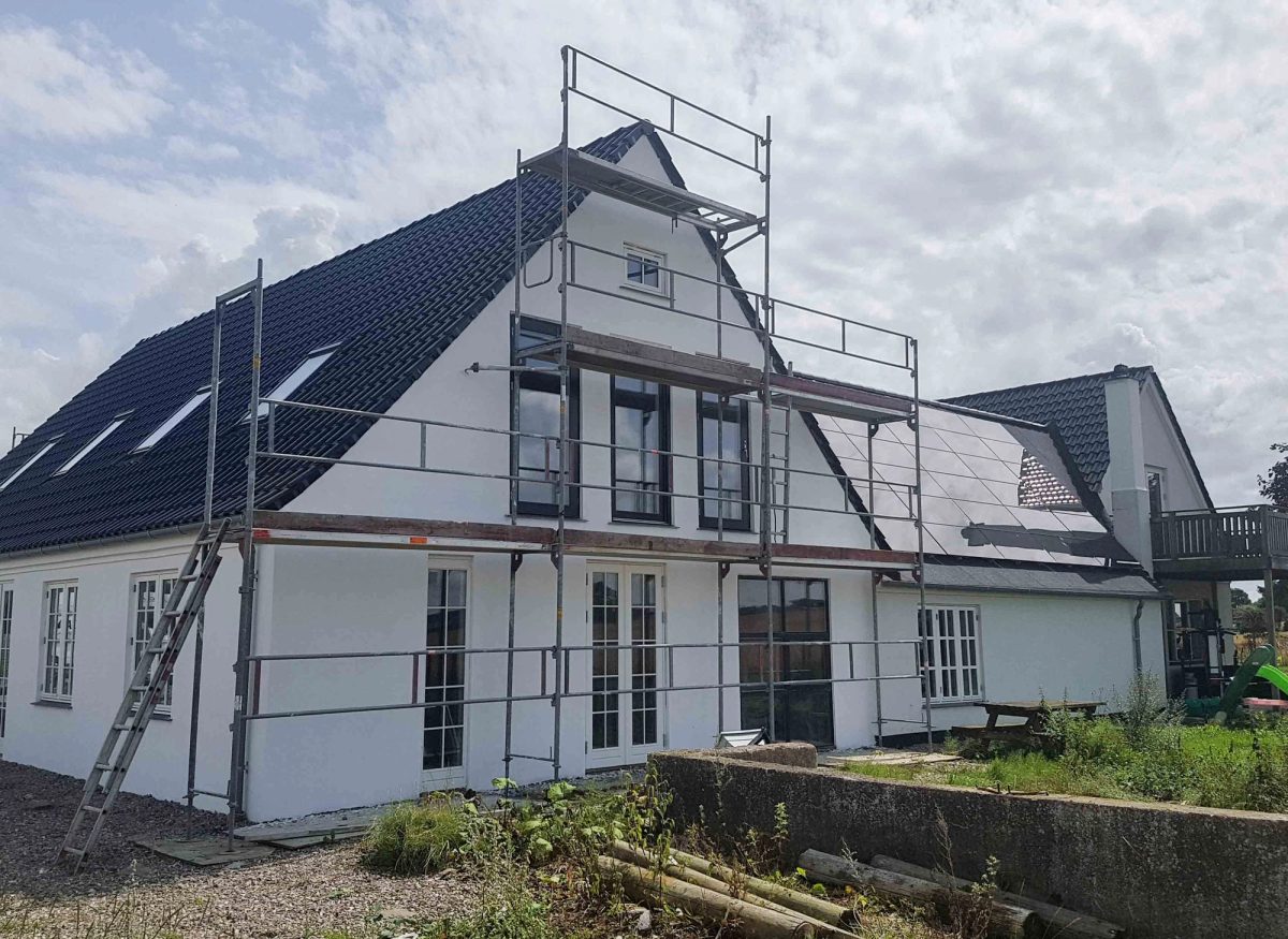 Hvid facade på villa, Svinninge. Facaden. Efter arbejdet.