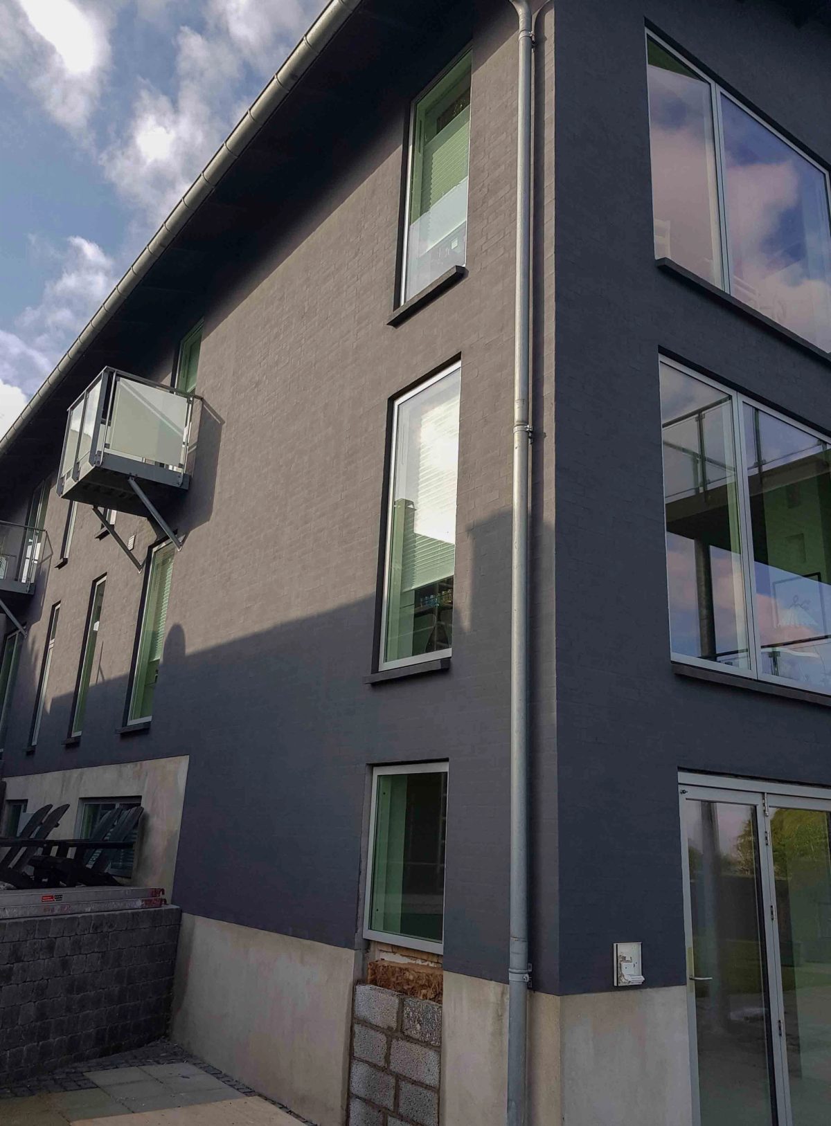 Mørk facade på villa, Holbæk. Facaden. Efter arbejdet.
