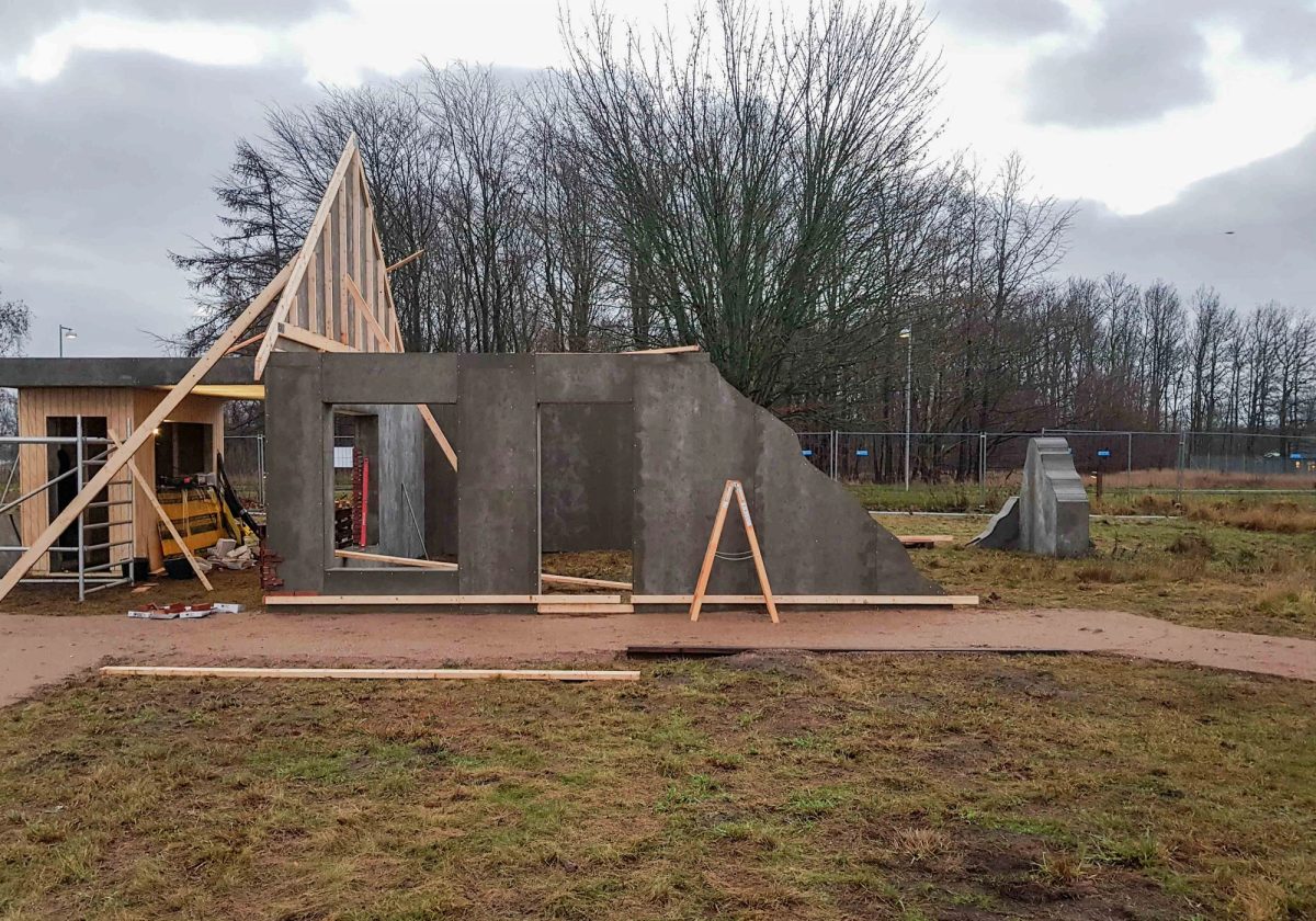 Filmset-opbygning til tv-produktion. Under arbejdet.