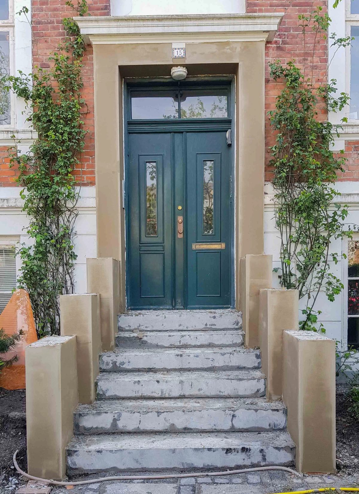 Renovering af indgangsparti og altaner, Frederiksberg. Før arbejdet.