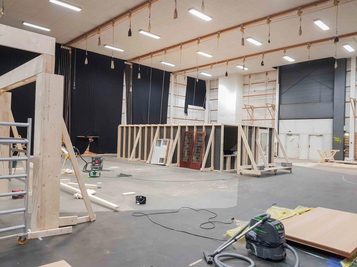 Filmset-opbygning til tv-produktion. Under arbejdet.