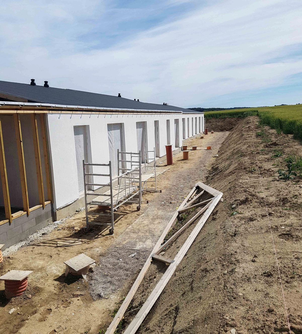 Facaderenovering med struktur, Hvalsø. Facaden. Efter arbejdet.