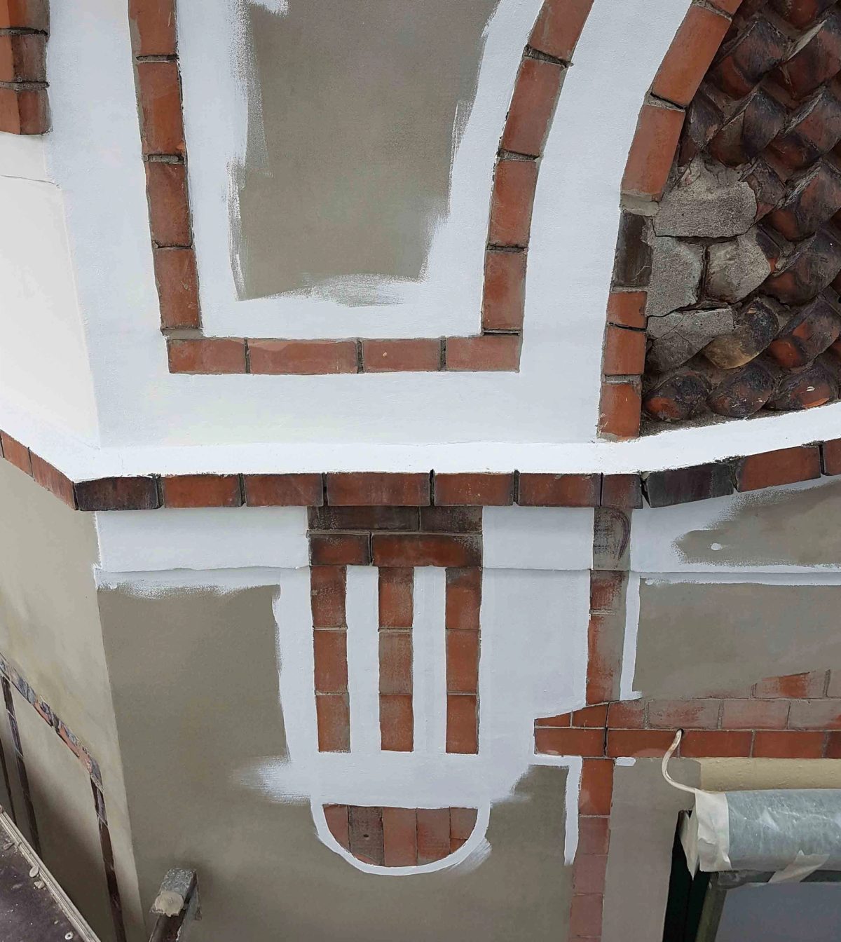 Facaderenovering af butiksfacade, København. Dekoration og murværk. Under arbejdet.