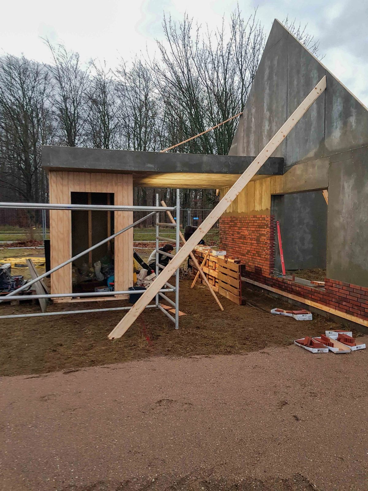 Filmset-opbygning til tv-produktion. Under arbejdet.